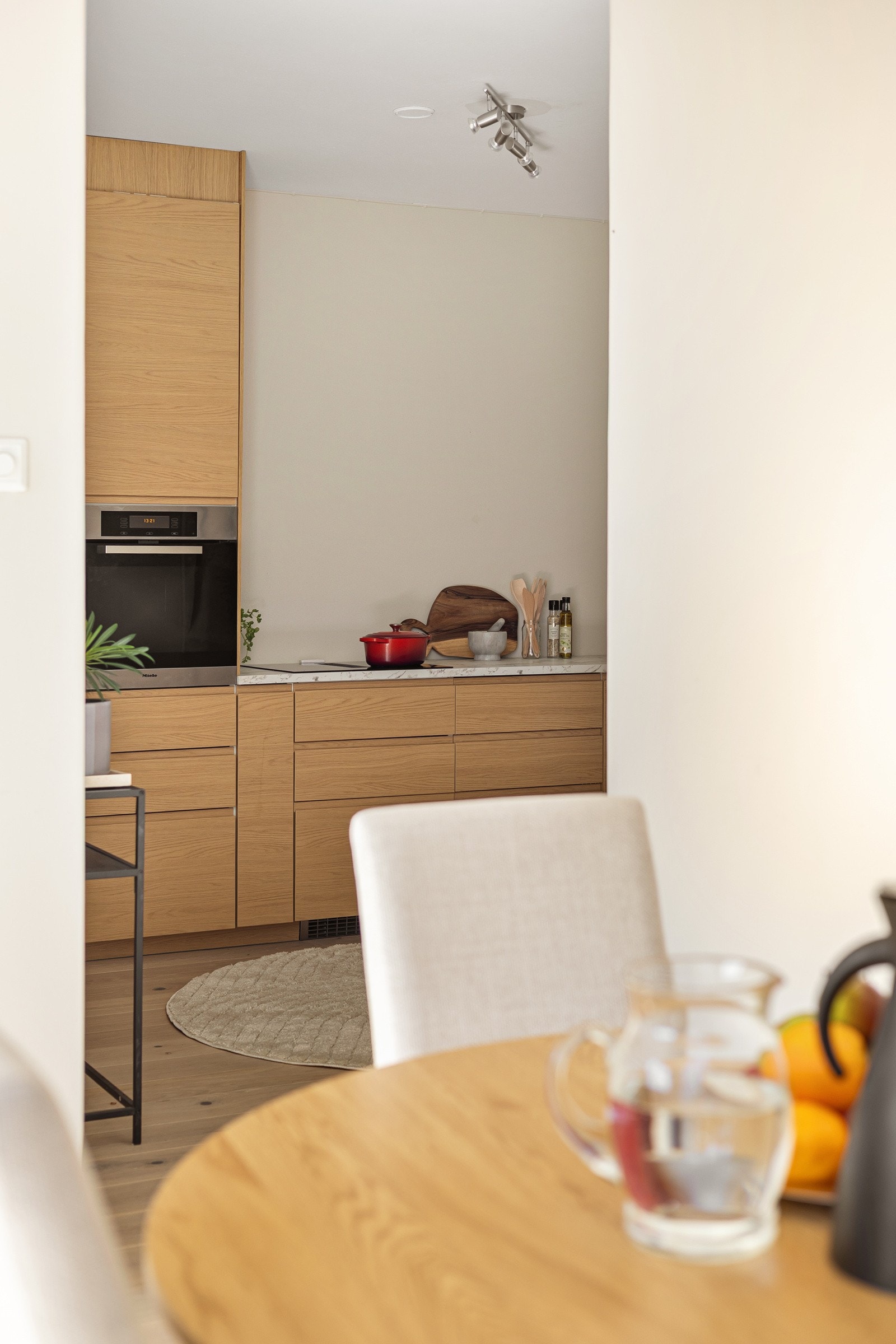 Kjøkkenet ligger i en fin delvis åpen løsning med stuen, naturlig adskilt, mens samtidig åpent og sosialt. Galleribilde