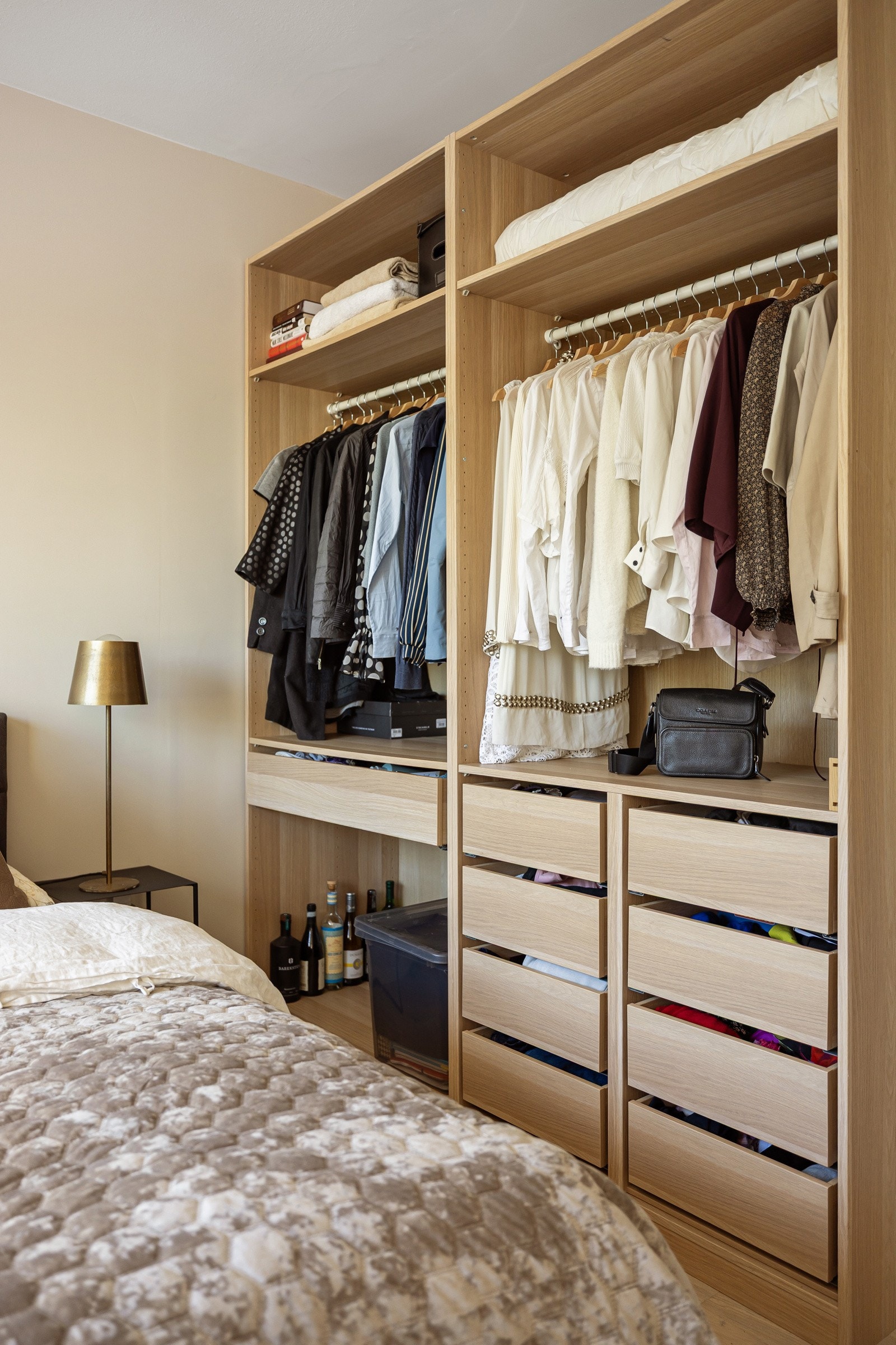 God oppbevaringsplass i flott åpen garderobeløsning med skuffer, hyller og oppheng. Galleribilde