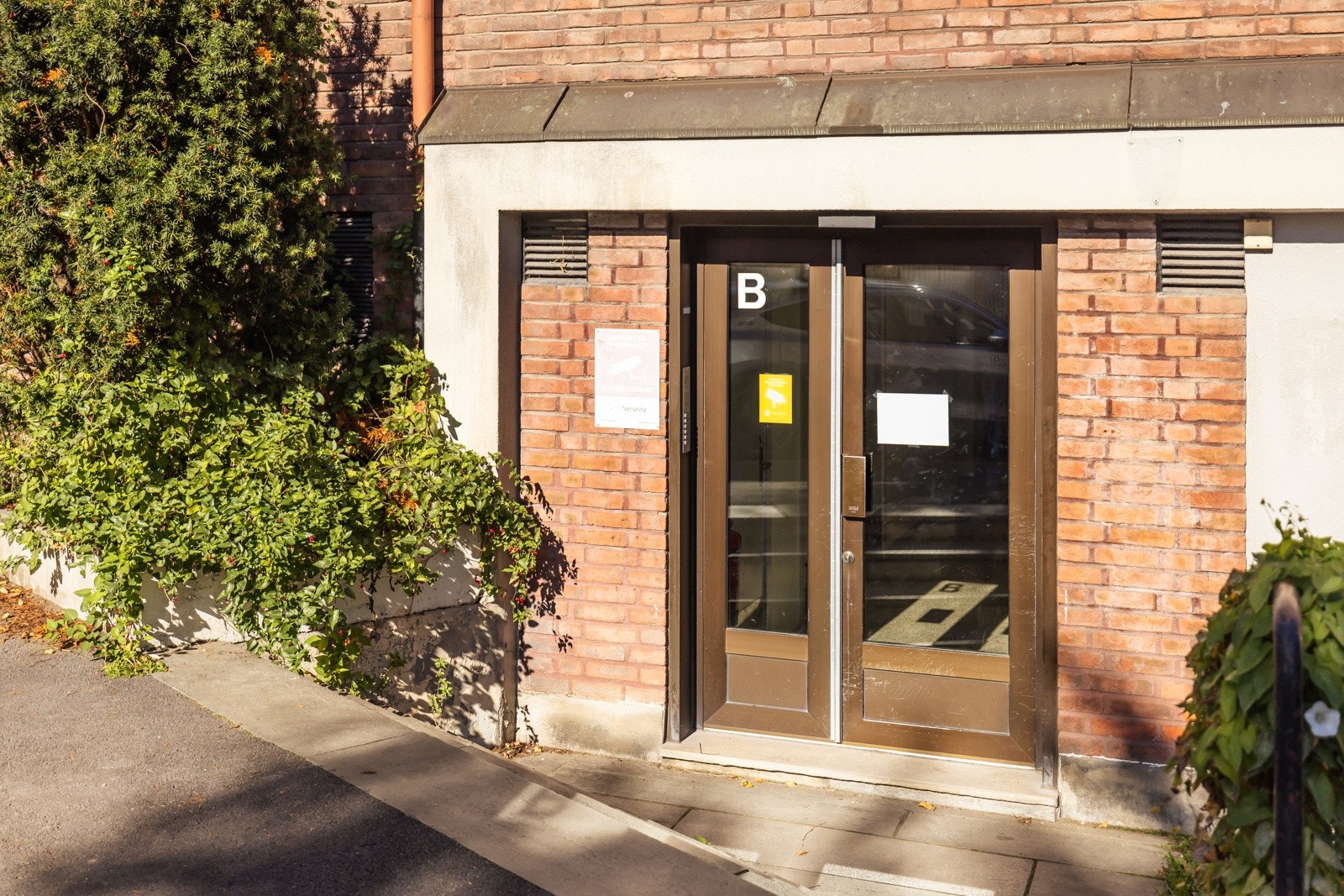 Felles inngangsparti med callinganlegg. Galleribilde