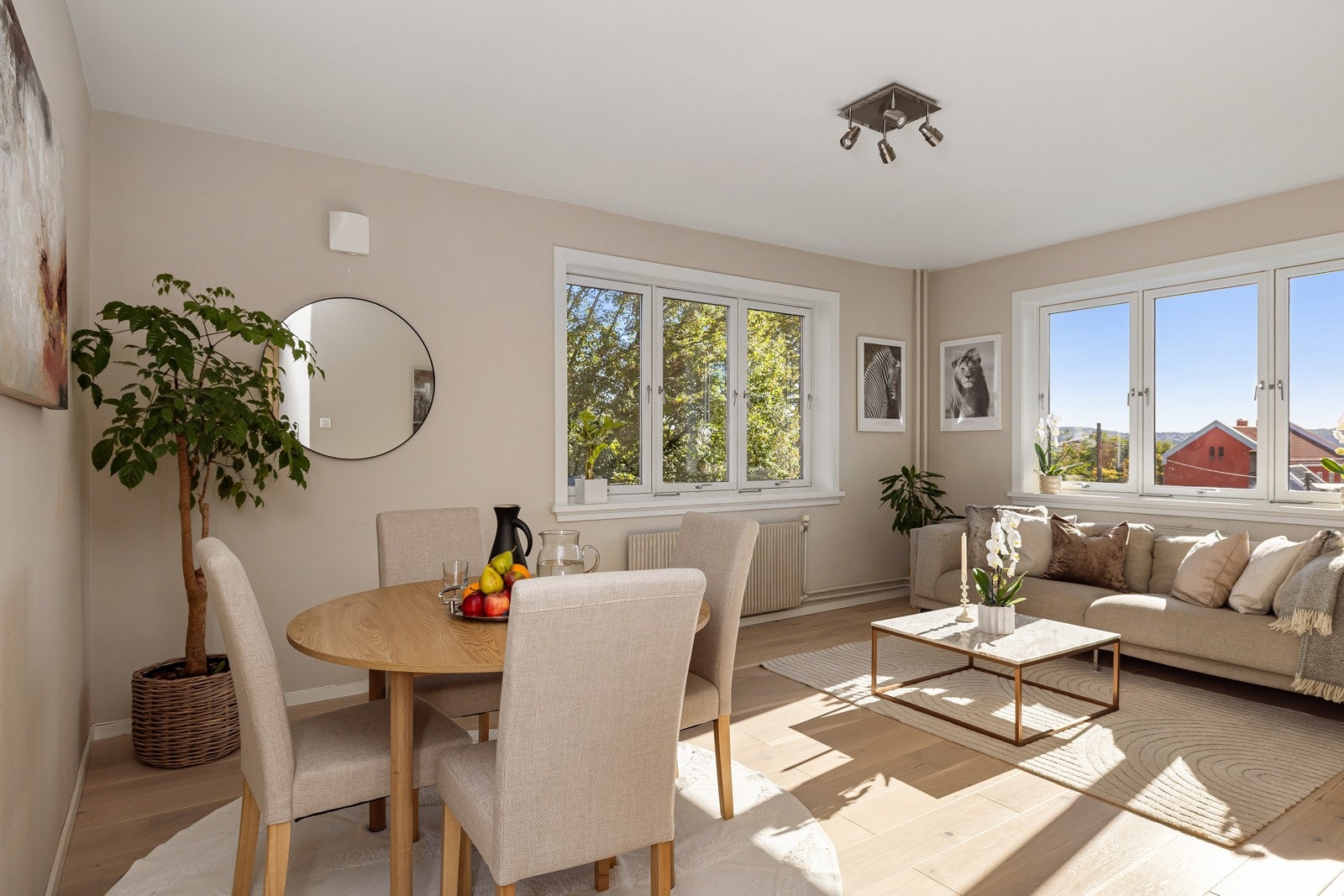 En lys og innbydende 3-roms hjørneleilighet oppusset i 2025. Leiligheten har en fin beliggenhet på hjørnet i byggets 3.etasje, og har en god planløsning. Galleribilde