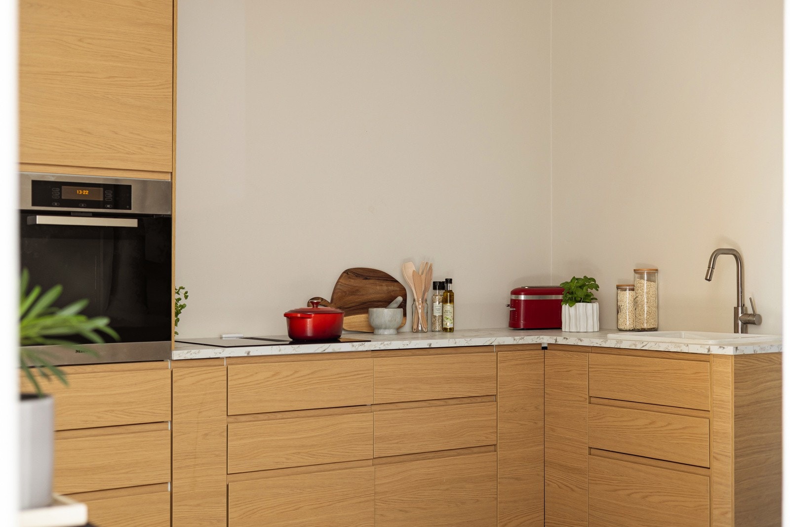 Praktisk med stikkontakter nedfelt i benkeplaten. Galleribilde