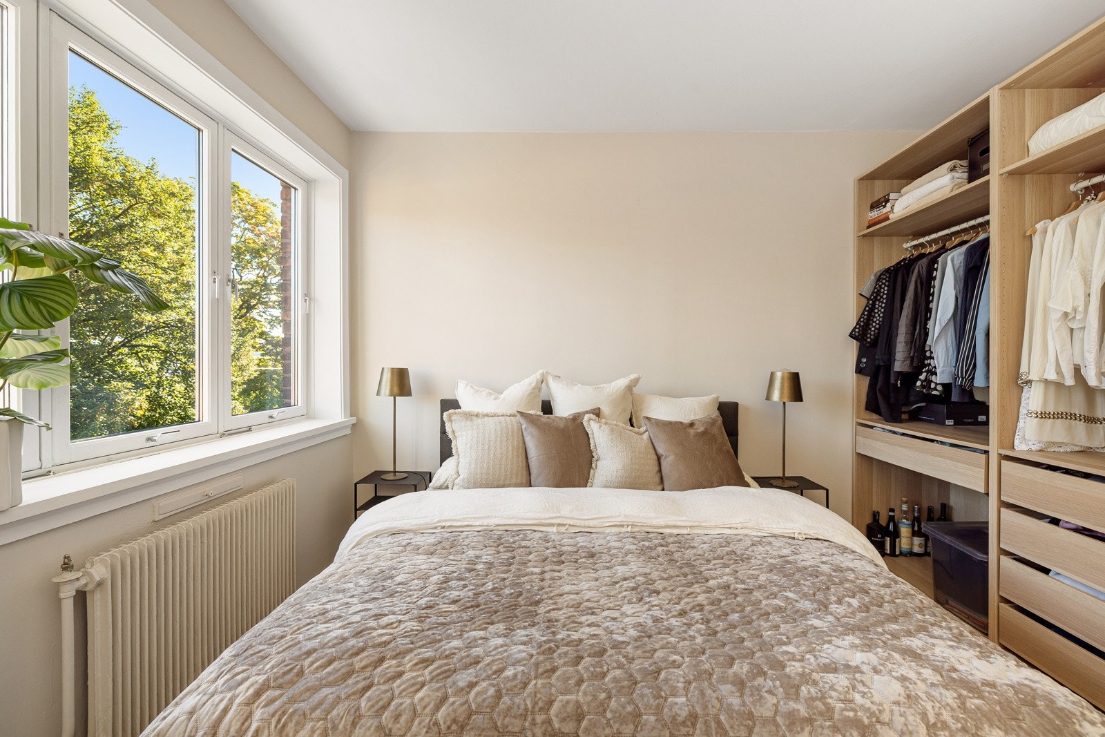 Soverommet har god standard med pen enstavs parkett på gulv og glatte overflater malt i en fin varm farge. Galleribilde