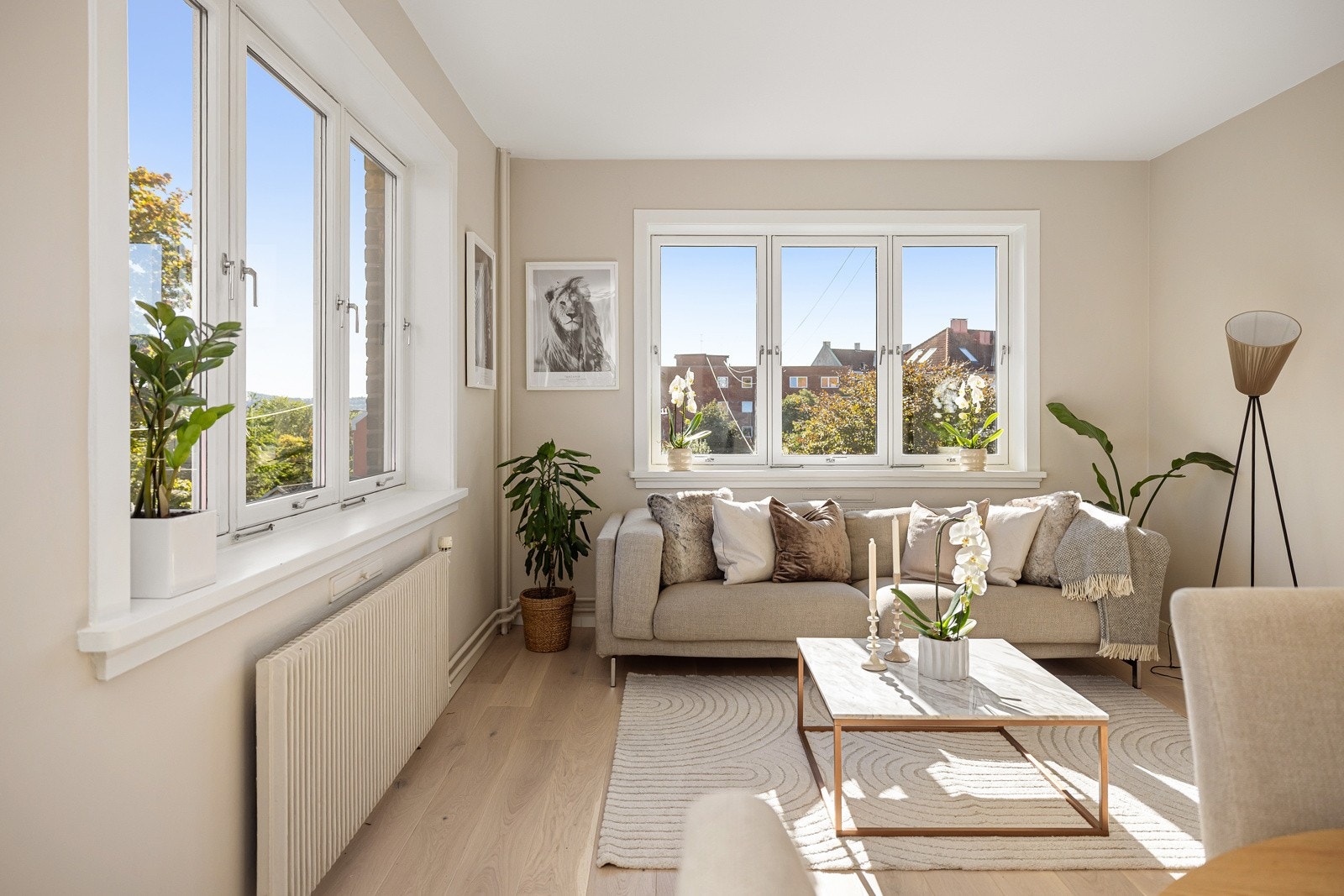 Lysinnslippet sammen med den gode takhøyden på ca. 2,66 meter bidrar til en god og luftig romfølelse. Galleribilde