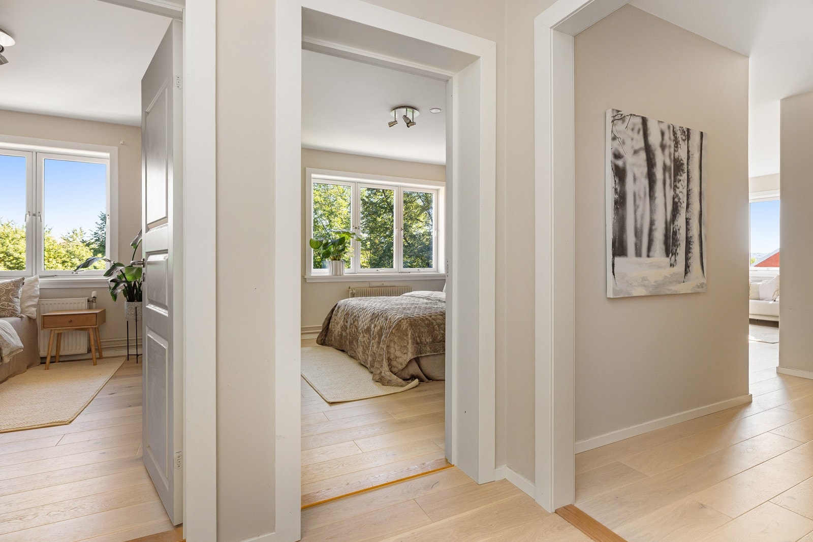 Fra entréen er det adkomst til begge soverommene og baderommet. Galleribilde