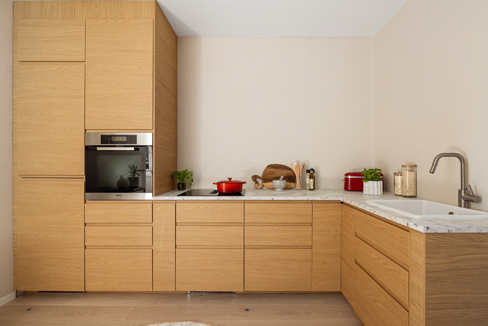 Kjøkkenet er fullt utstyrt med integrerte hvitevarer som medfølger i handelen. Det er også montert komfyrvakt og lekkasjestopper. Galleribilde