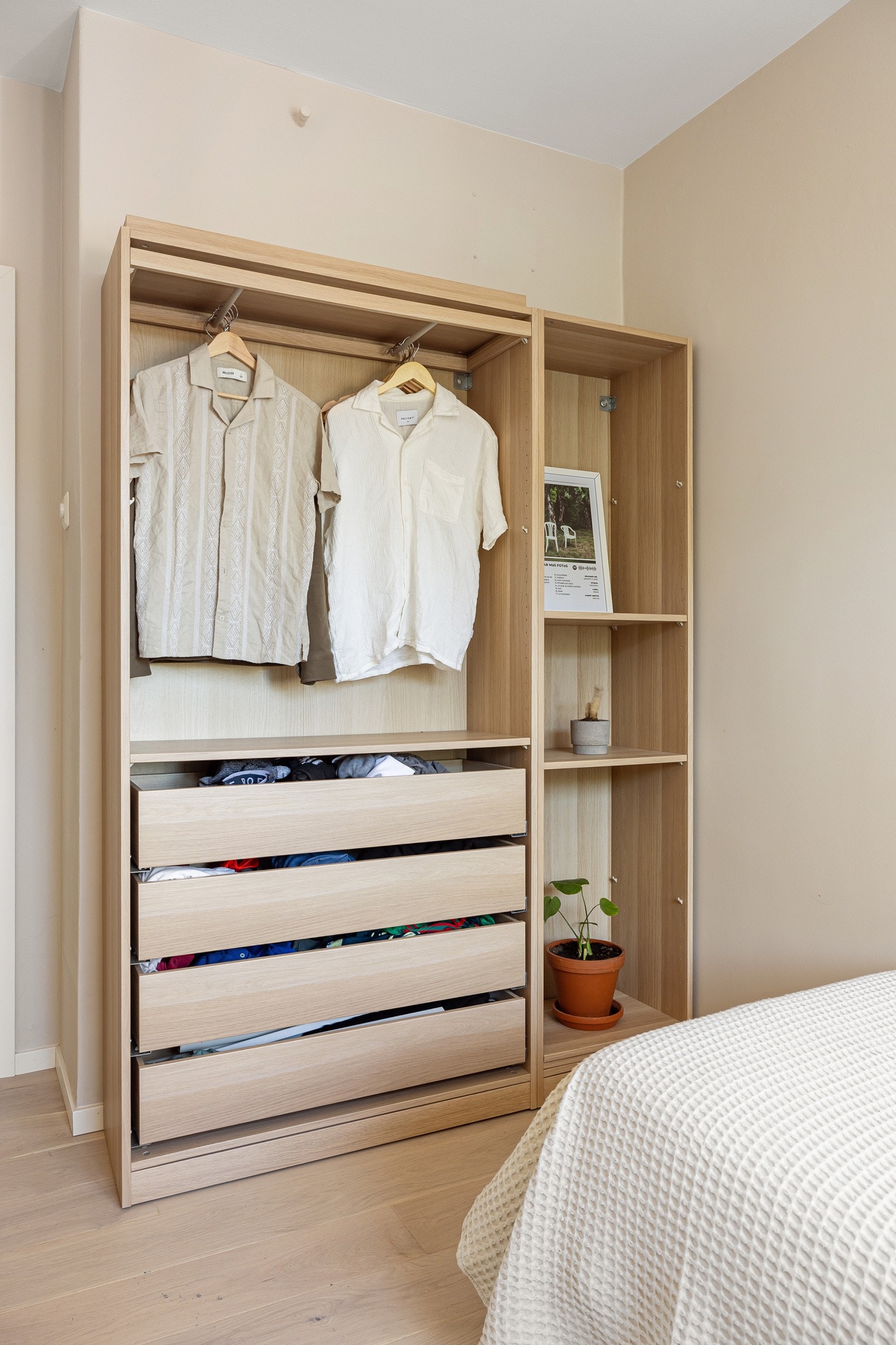 På soverommet har du plass til seng, kontorpult og oppbevaringsplass i åpen garderobeløsning som medfølger i handelen. Galleribilde