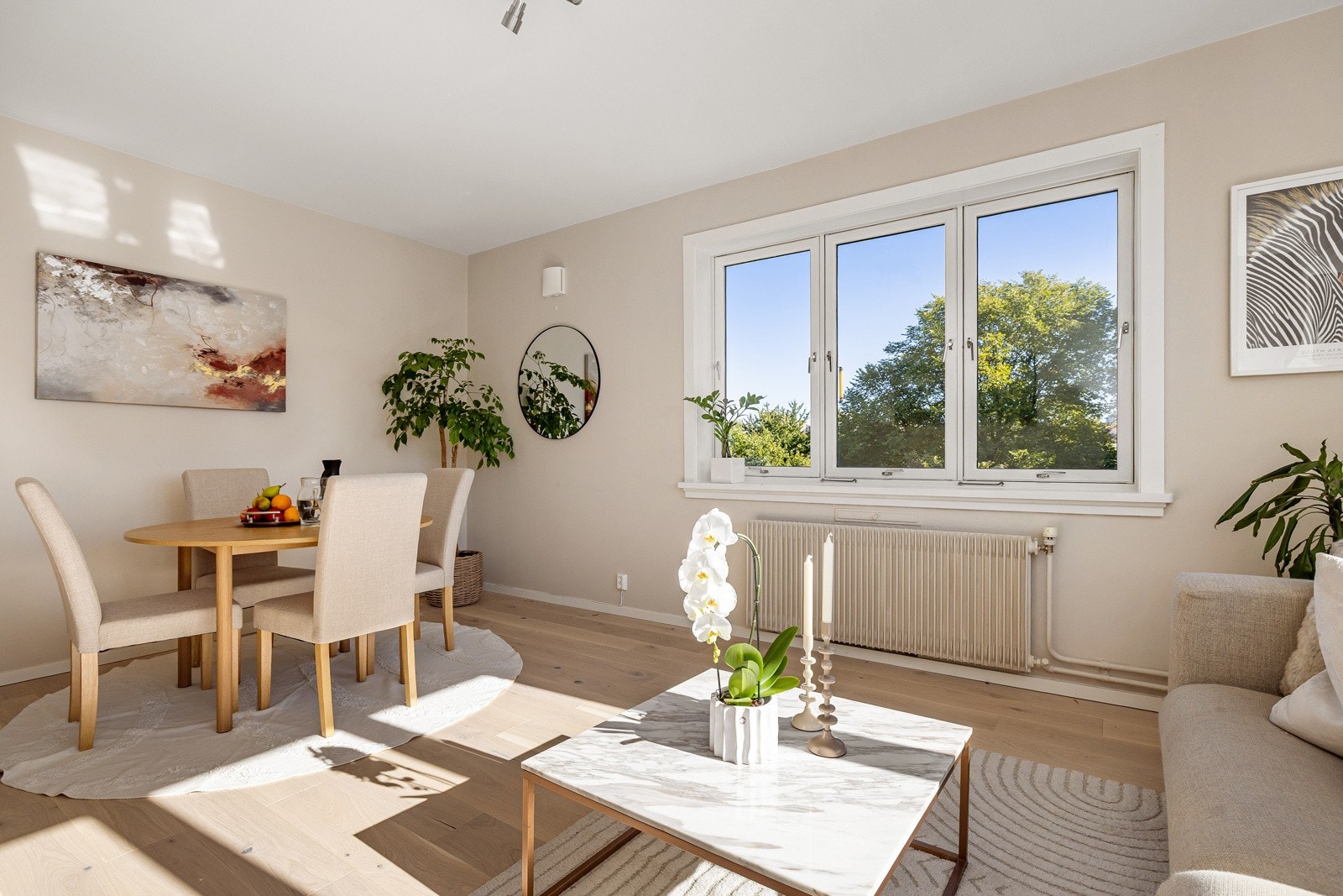 Stuen er romslig med god plass til både sofagruppe med salongbord, mediemøblement og et spisebord. Galleribilde