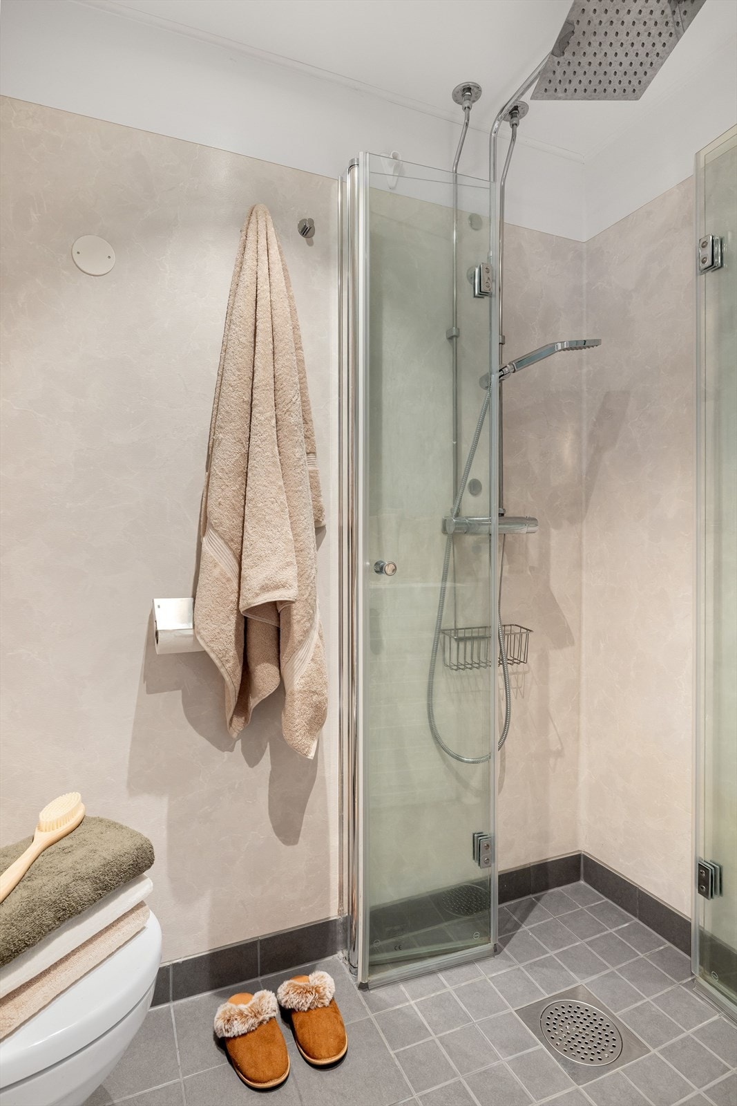 Badet er utstyrt med dusjhjørne med veggmontert dusjbatteri med regnfall med Gustavsberg-armatur og leddede dusj-dører fra Viking Bad. Galleribilde