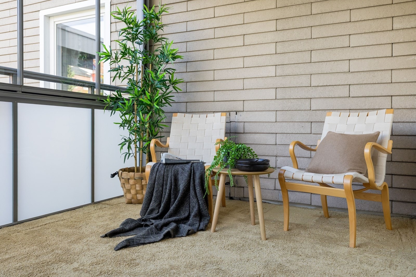 Den innglassede balkongen blir en forlengelse av stua og kan brukes store deler av året. Det er lagt gulvteppe for en lunere stemning, men dette kan enkelt fjernes. Galleribilde