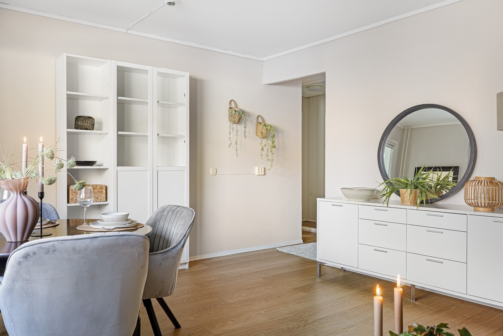 Det er plass til både sofa, spisebord og diverse andre ønskelige møbler. Galleribilde