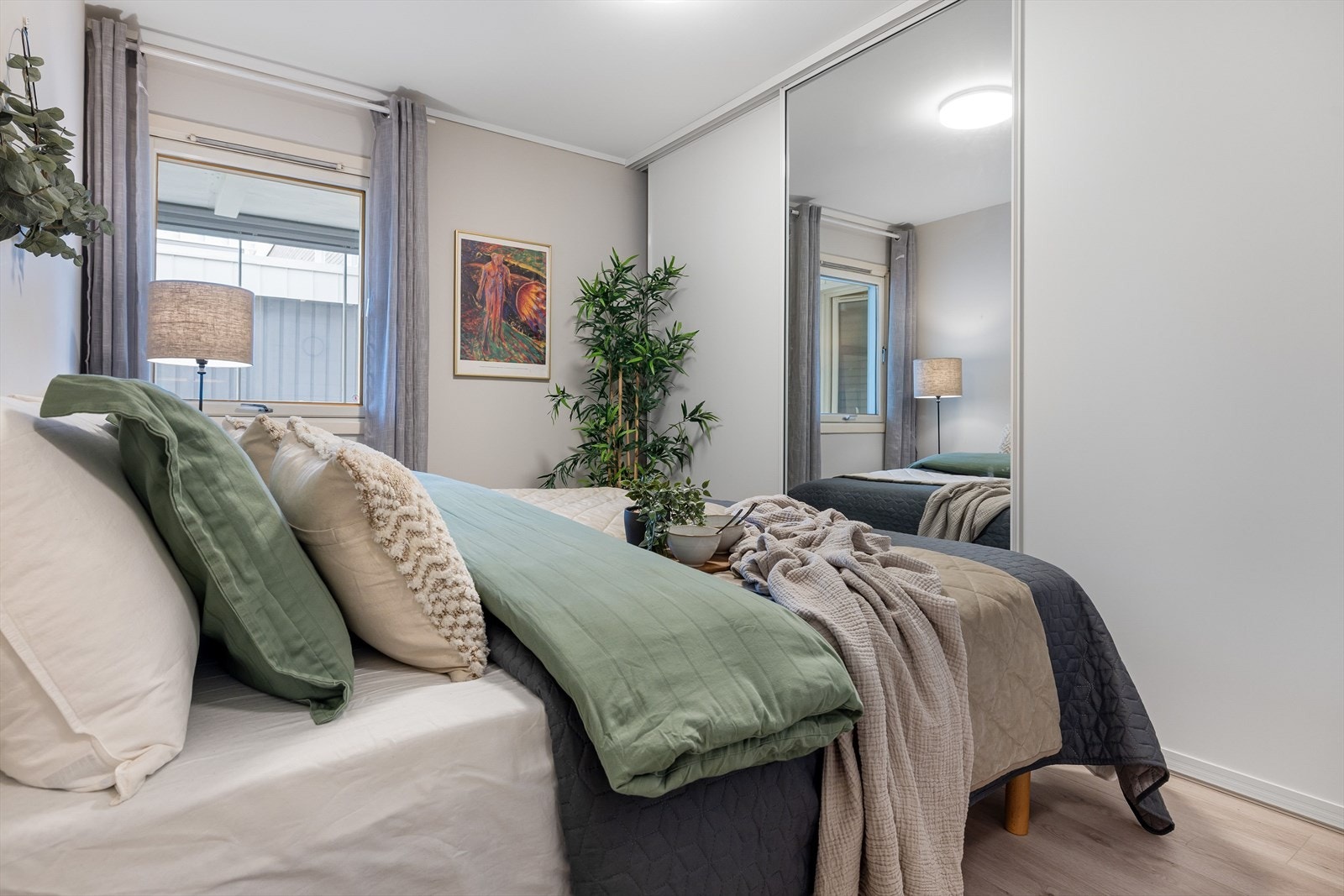 Leiligheten varmes hovedsakelig opp med fjernvarme til radiatorer. Galleribilde