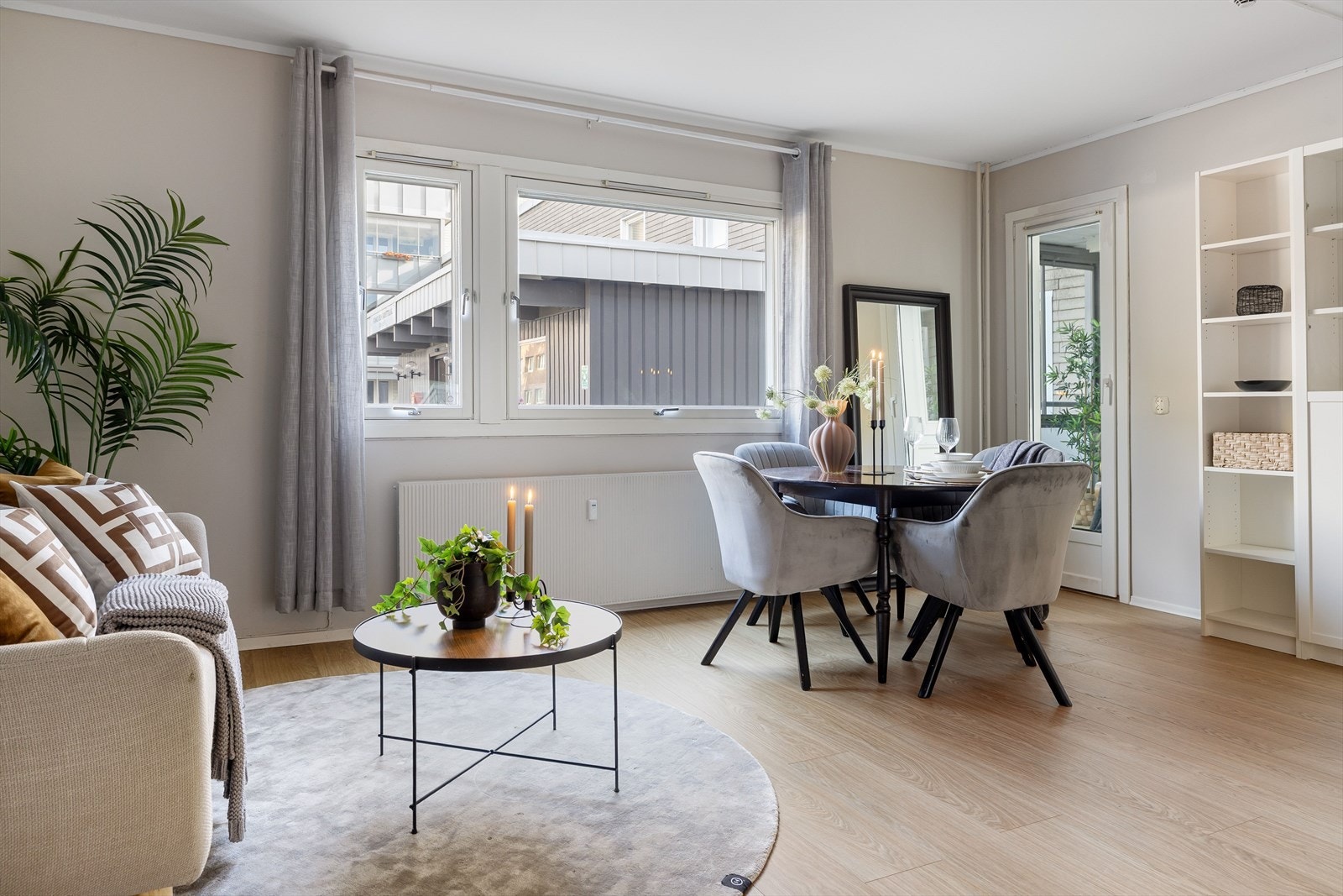 Store vinduer som bidrar til naturlig lys inn i leiligheten. Det er montert elektrisk solskjerming på vinduene om det skulle være behov for skjerming. Galleribilde
