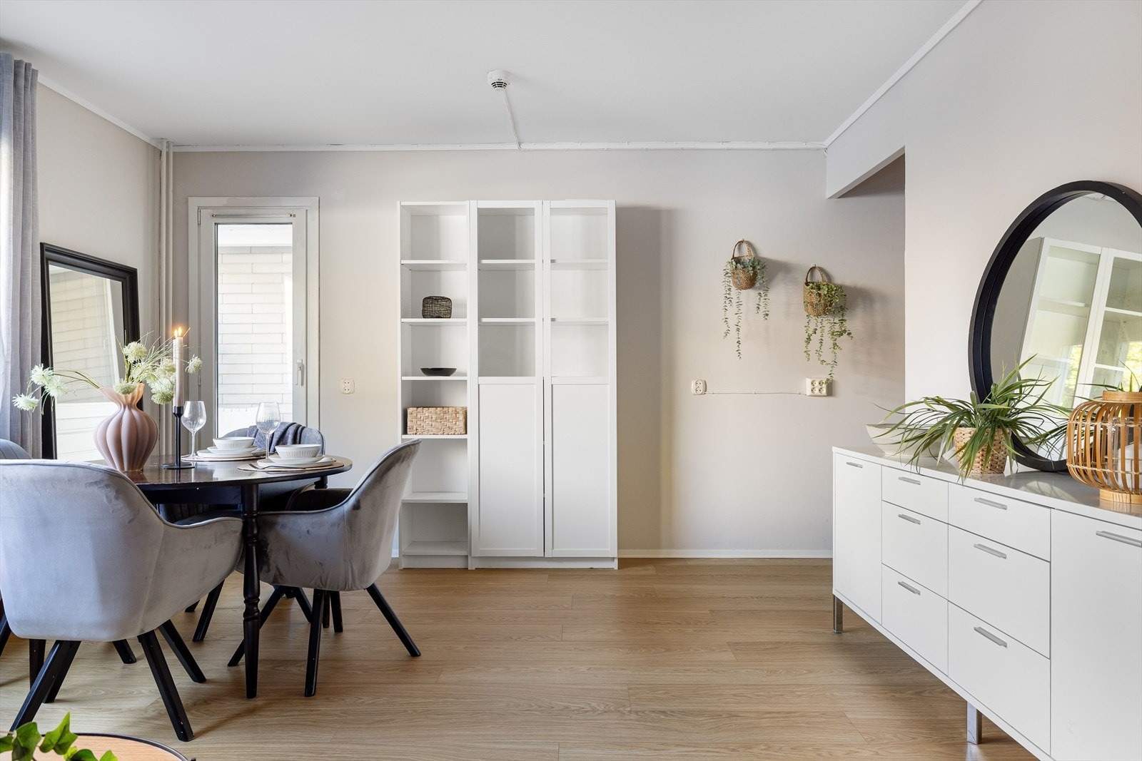Det er utgang fra stua til innglasset balkong. Galleribilde