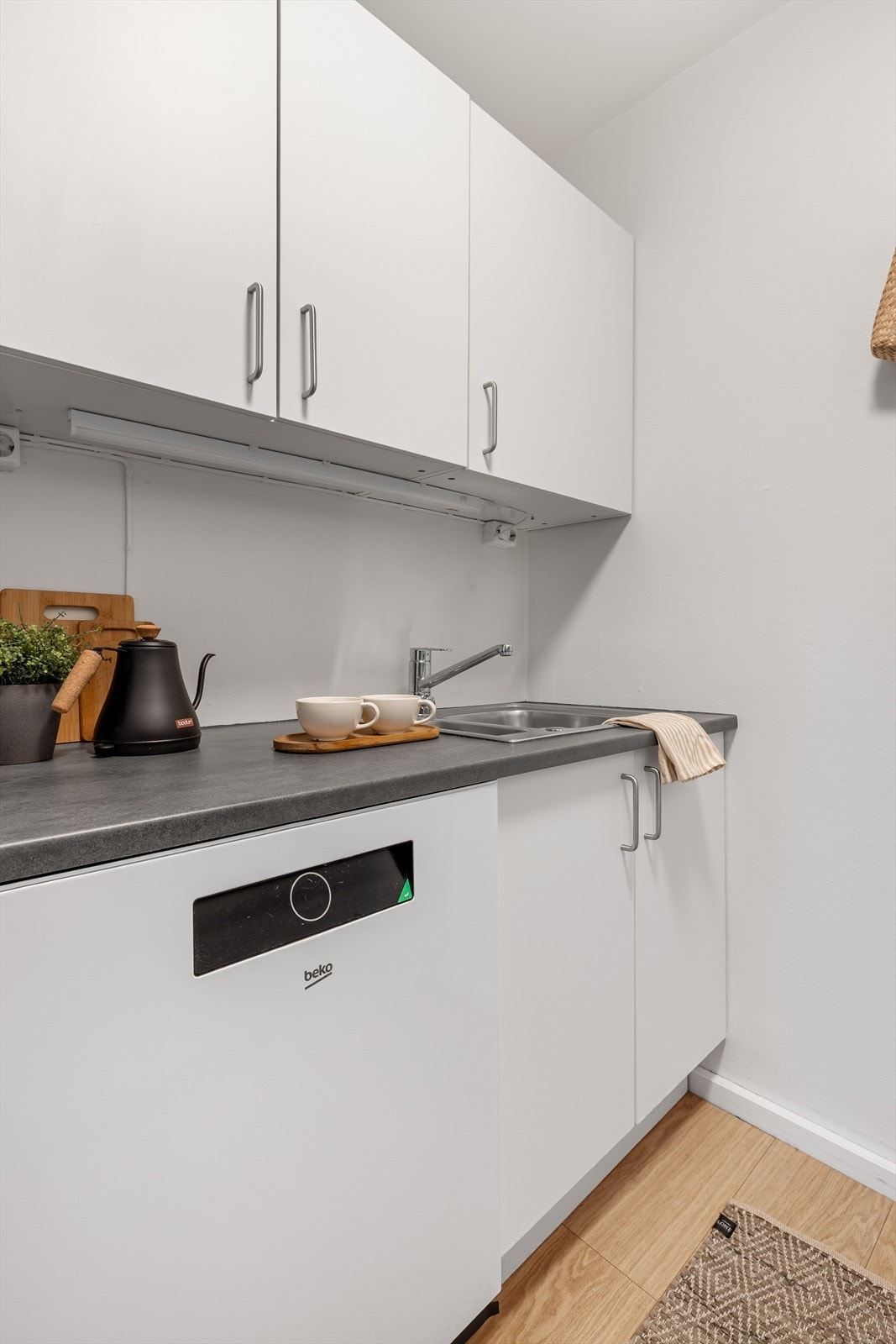 Det er plass for frittstående oppvaskmaskin, kjøleskap og komfyr. Galleribilde