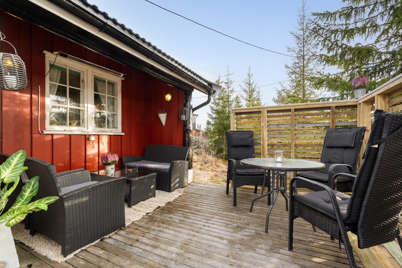 Ute finner du en romslig veranda med gode solforhold Galleribilde