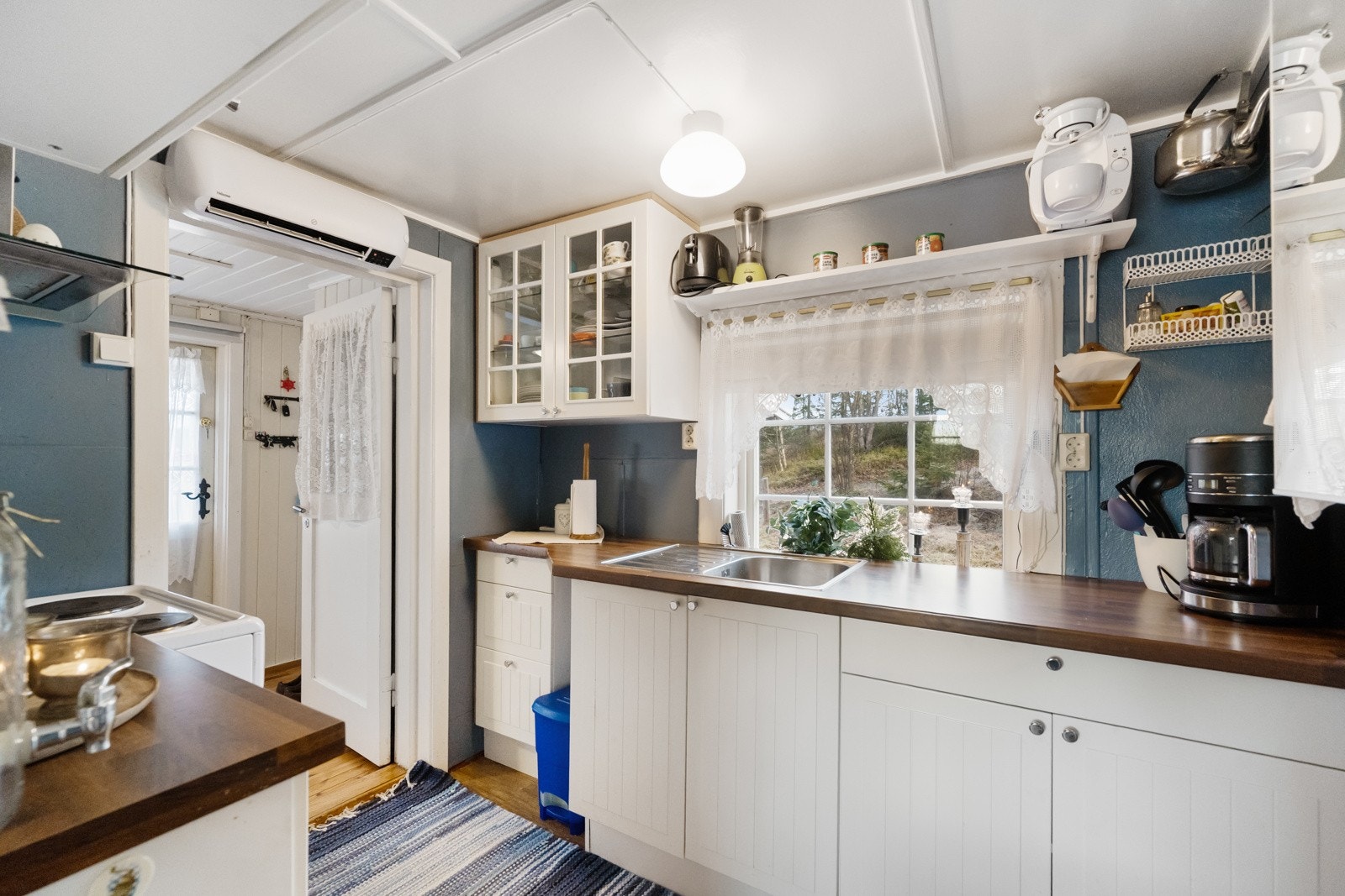 Hytta har enkel standard med innlagt strøm, men uten innlagt vann - byr på det man trenger for et komfortabelt og rolig opphold i naturen Galleribilde