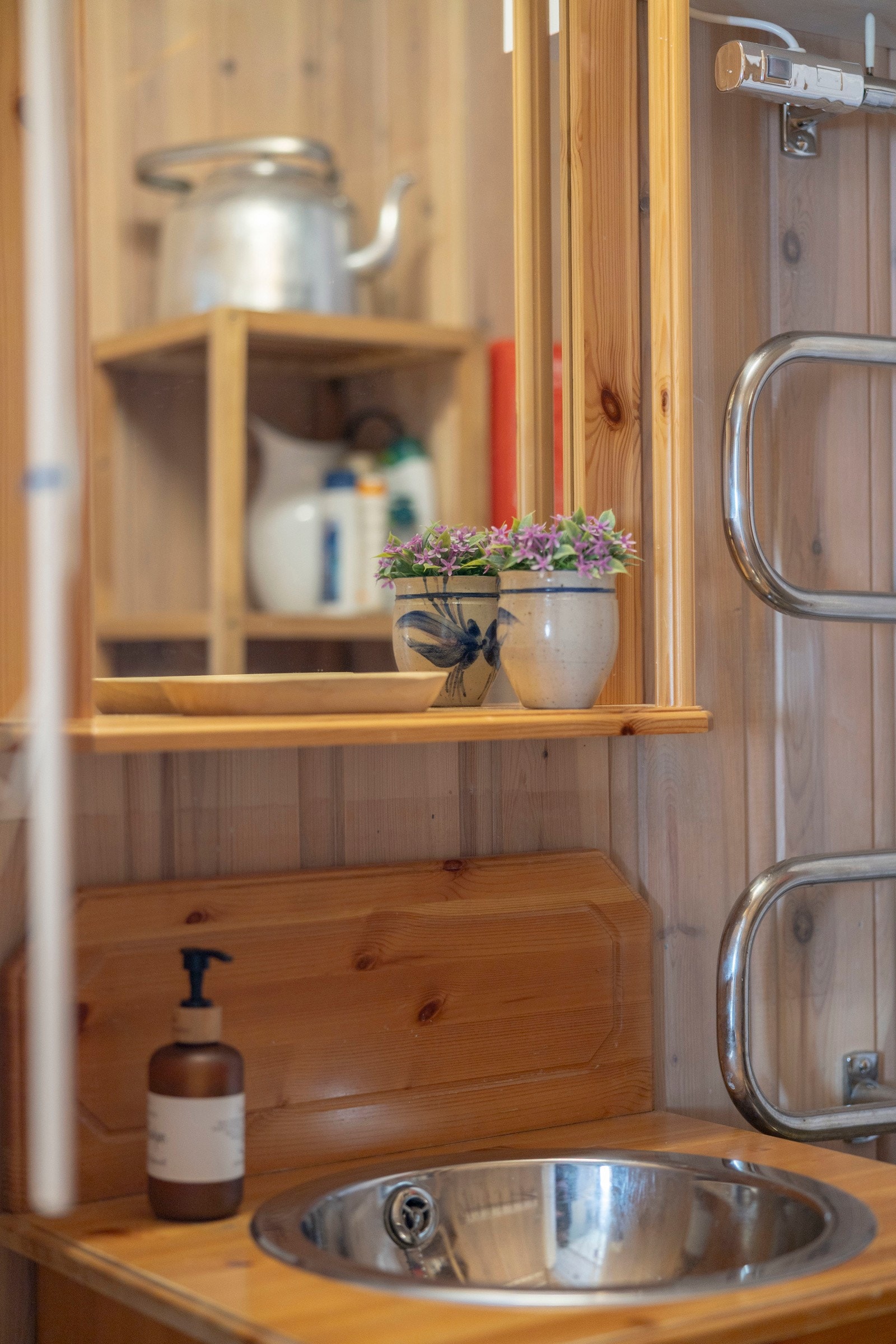 I tillegg finnes en håndvask med speil og hylleløsninger for oppbevaring. Galleribilde