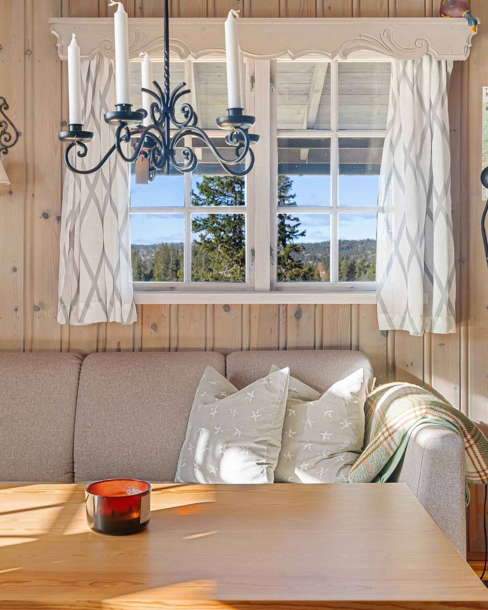 Store vindusflater slipper inn rikelig med dagslys og gir flott utsyn mot omgivelsene. Galleribilde