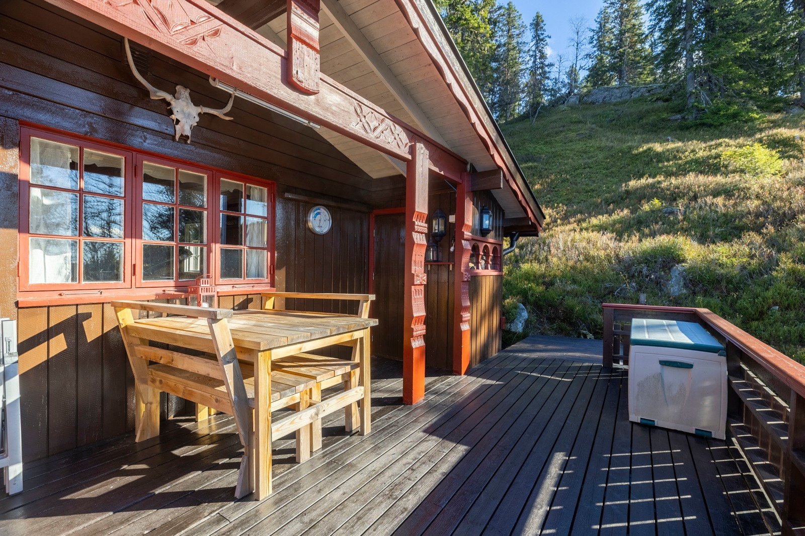 Solrik og romslig terrasse med god plass til sittegruppe, perfekt for måltider og hyggelige stunder i naturskjønne omgivelser. Galleribilde