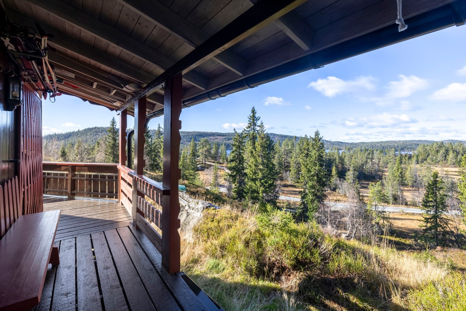 Flott utsyn mot skog og fjellandskap, et skjermet og stemningsfullt uteområde for avslapning året rundt. Galleribilde