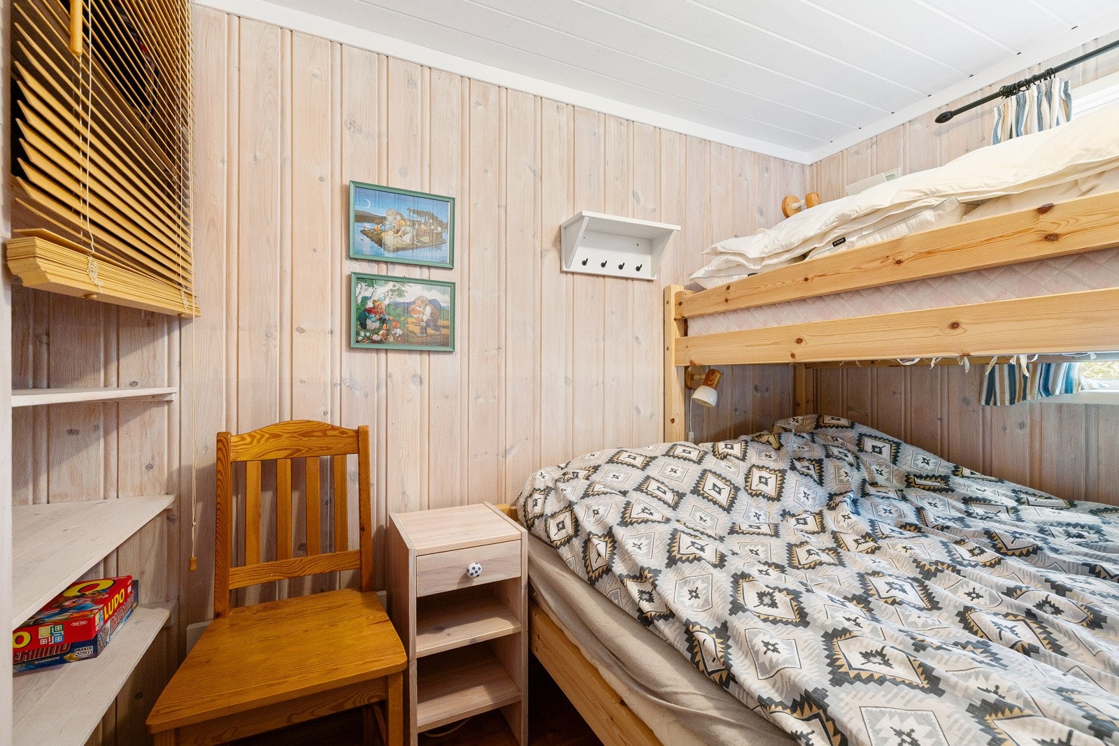 Begge rommene har lyse panelvegger, tregulv og vindu som slipper inn naturlig lys og gir et lunt og trivelig preg. Galleribilde