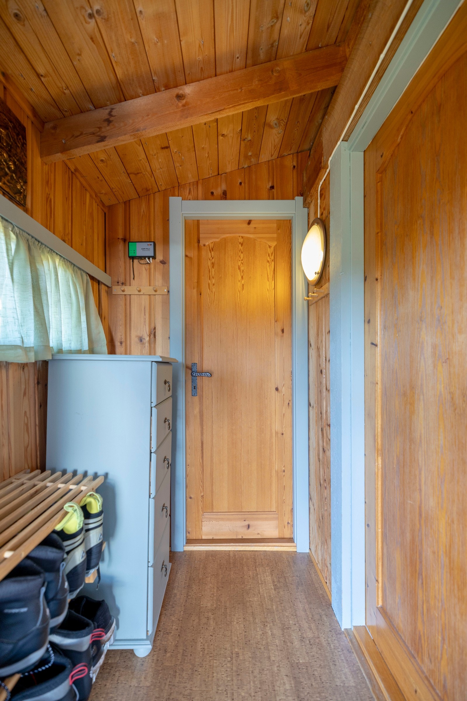 Hytta har en romslig og hyggelig entré med god plass til oppbevaring av yttertøy og fottøy. Praktiske løsninger og naturlige materialer skaper et varmt og innbydende førsteinntrykk. Galleribilde