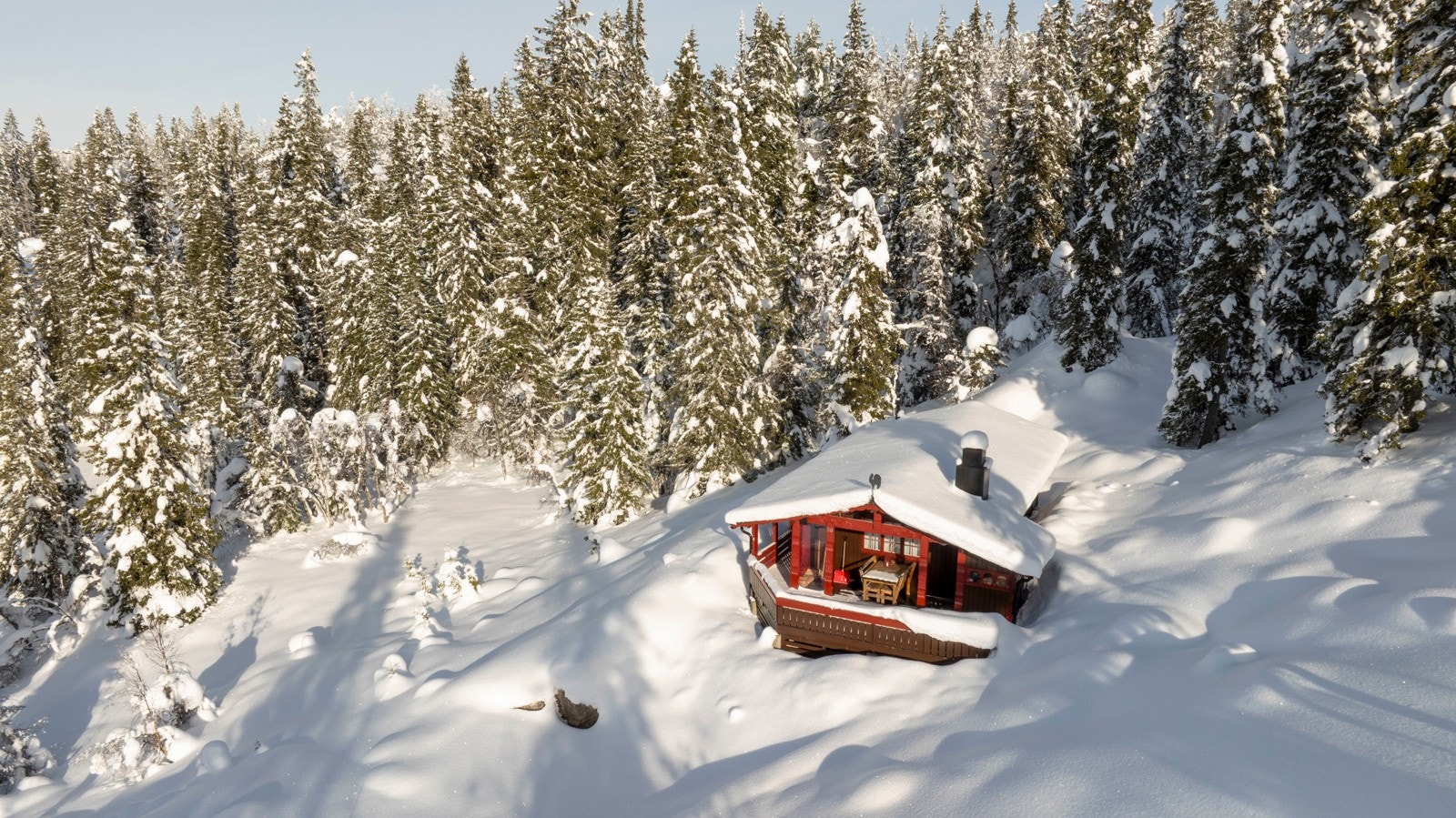 Eiendommen ligger lunt og usjenert til i naturskjønne omgivelser på rundt 700 meter over havet. Galleribilde