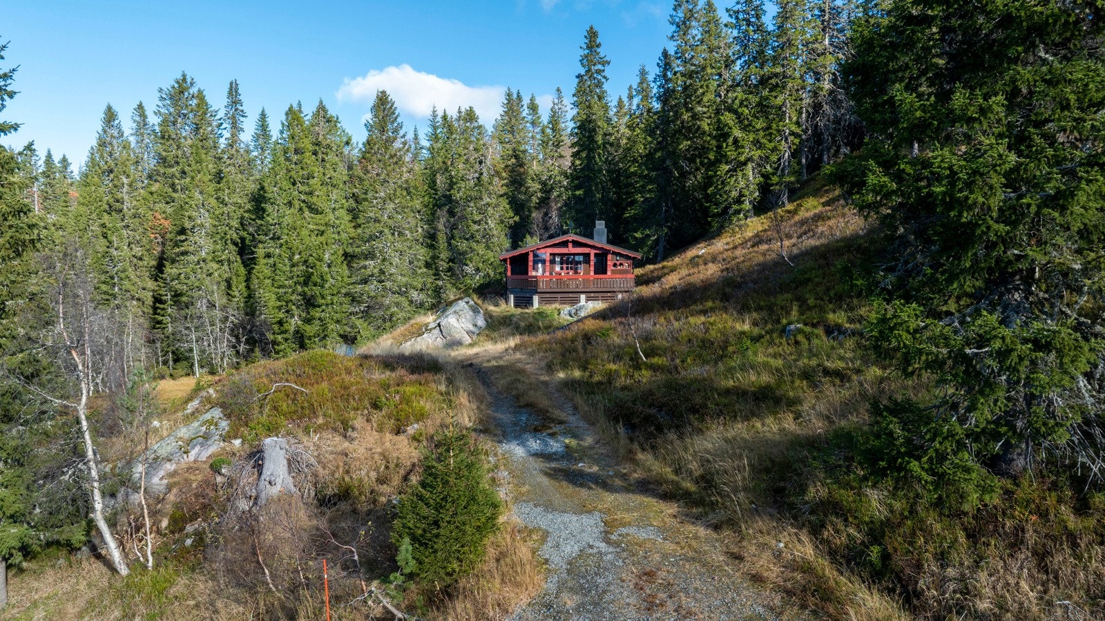 Den romslige selveiertomten på 1 772 kvm gir rikelig boltreplass, og området byr på flotte muligheter for turer, fiske og jakt rett utenfor døren. Galleribilde
