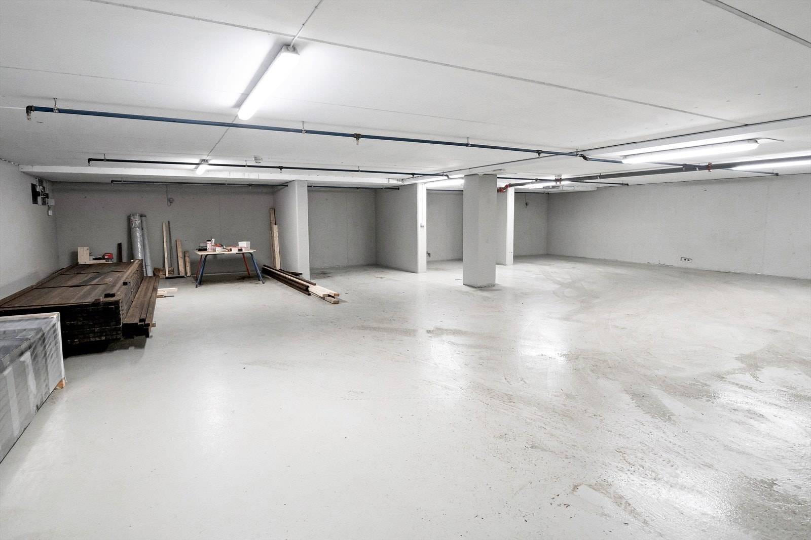 Garasje i lukket garasjeanlegg med adkomst via heis opp til leilighets plan Galleribilde