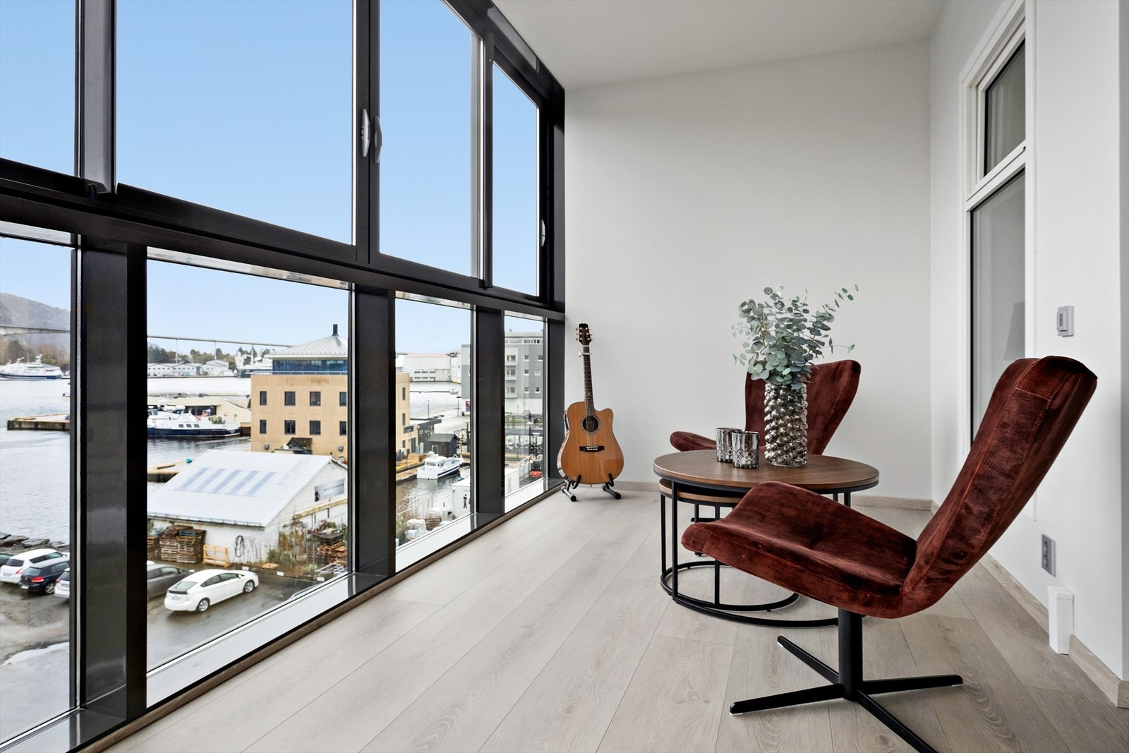 Her kan du flytte inn i en lekker toppleilighet med attraktiv beliggenhet i Måløy sentrum, med heis og garasje Galleribilde