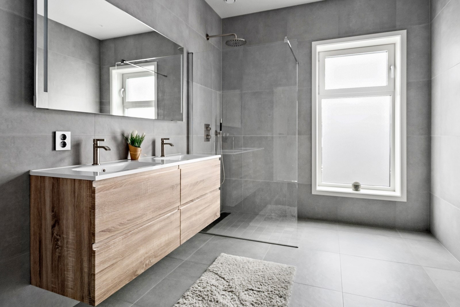 Stort delikat flislagt baderom med vannboren gulvvarme Galleribilde