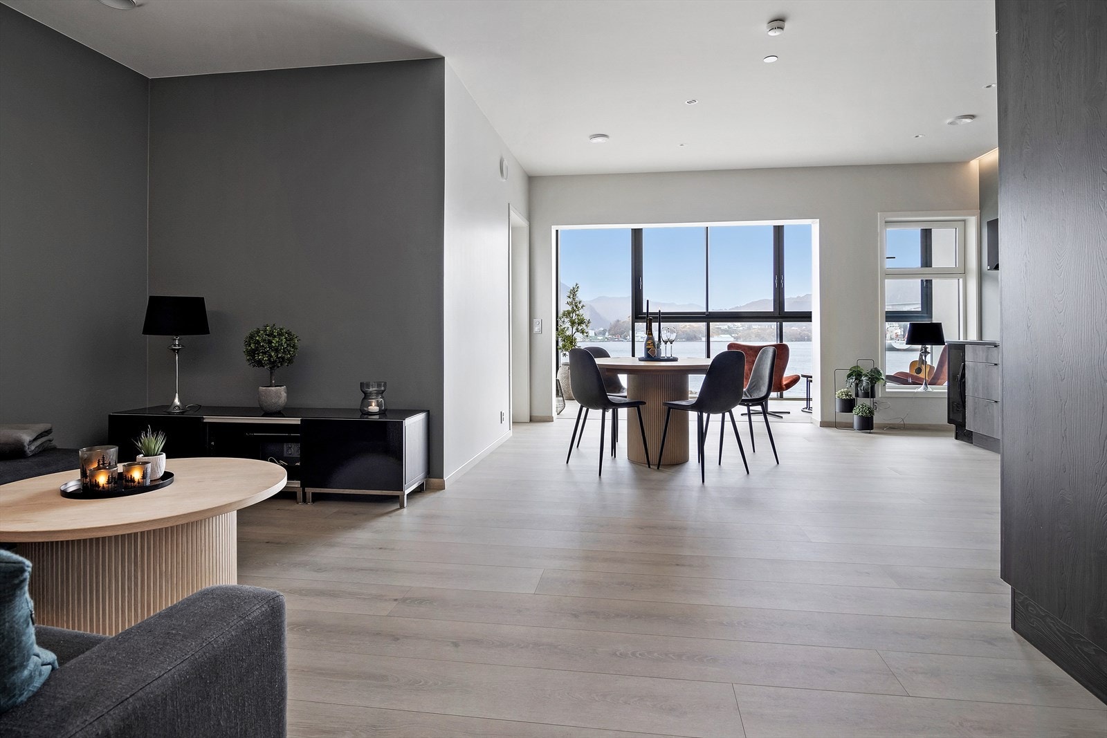 Leiligheten er nybygget i 2021 og har en høy standard på overflater og utstyr Galleribilde