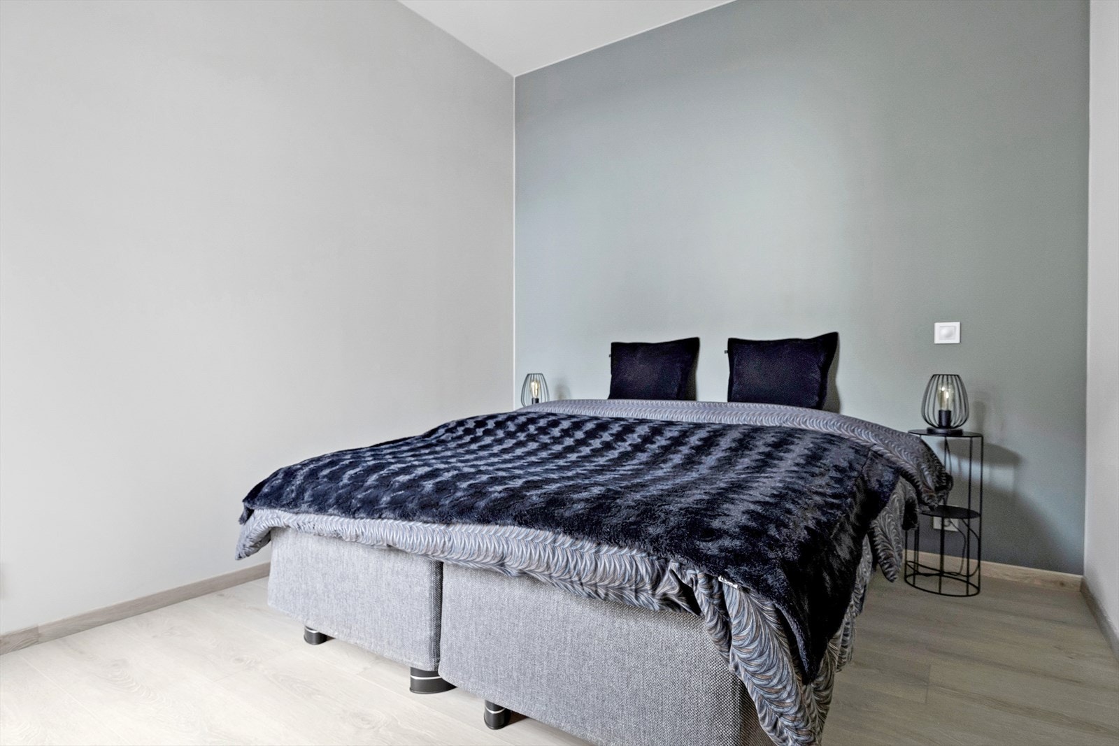 Soverom 1 med god plass til dobbeltseng Galleribilde