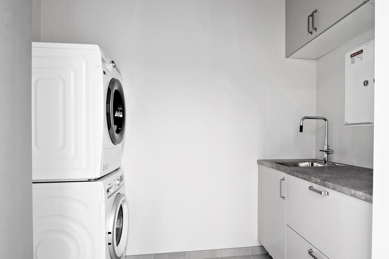 Praktisk separat vaskerom med innredning og vask Galleribilde