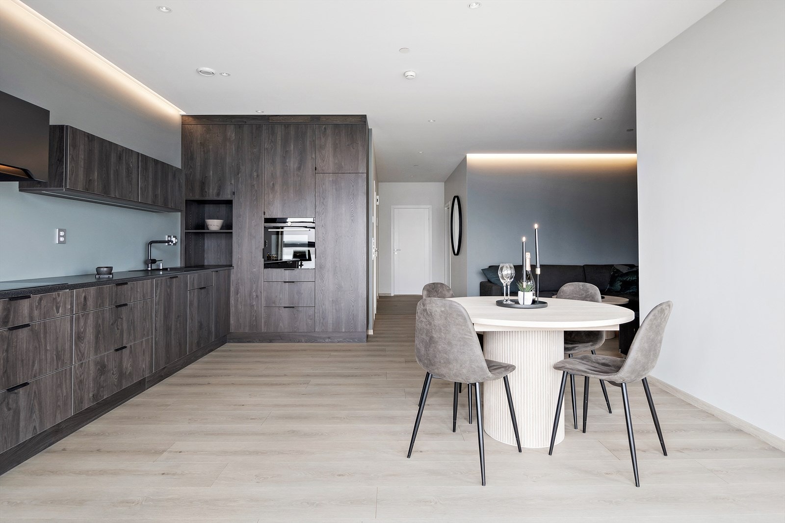 Stue/ spisestue med kjøkken i åpen løsning Galleribilde