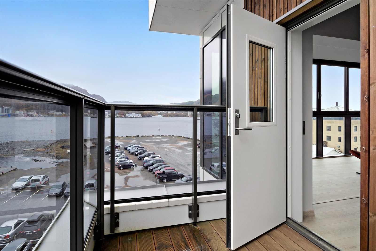 Leiligheten har to balkonger, og en inn glasset balkong, her med utgang fra stuen Galleribilde