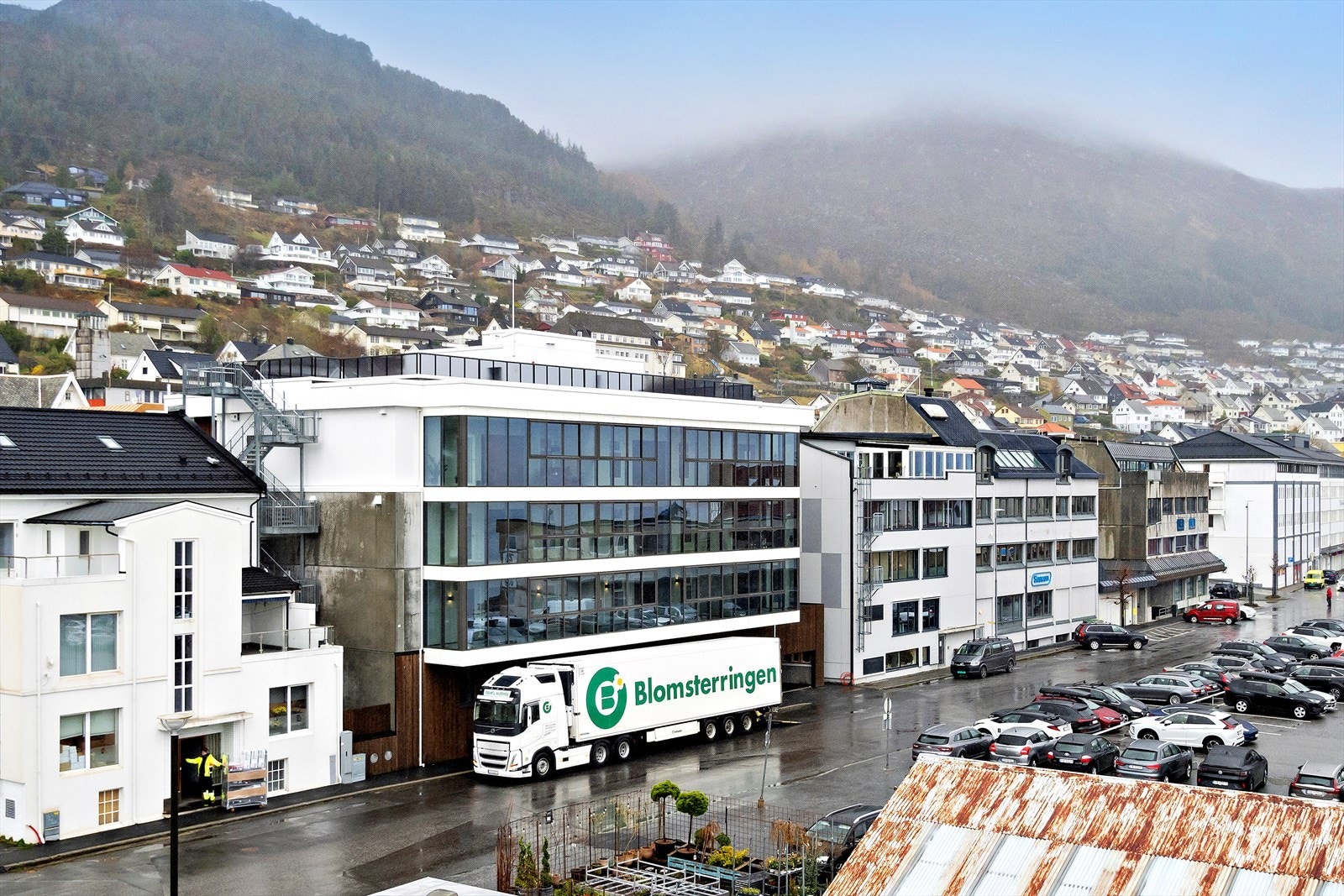 Her bor du midt i sentrum med alt av servicetilbud i gangavstand fra boligen Galleribilde