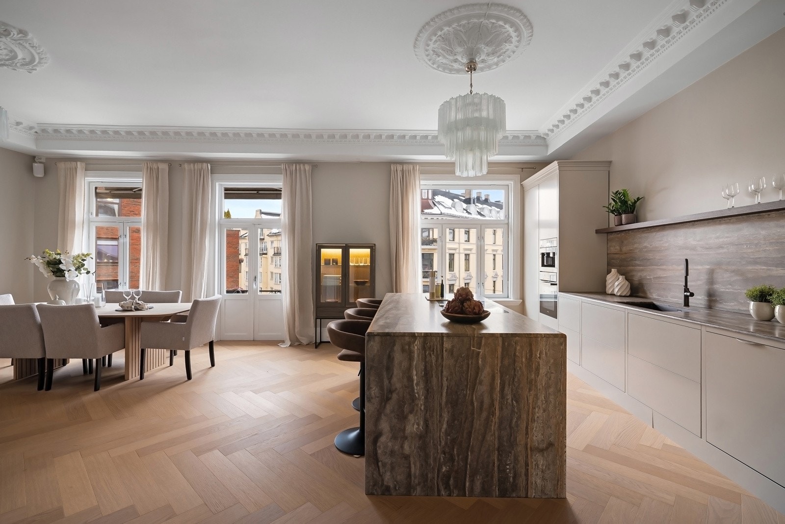 Leiligheten har et lekkert møbelsnekret kjøkken i eik/finert eik med malte fronter og benkeplater i travertinmarmor. Galleribilde