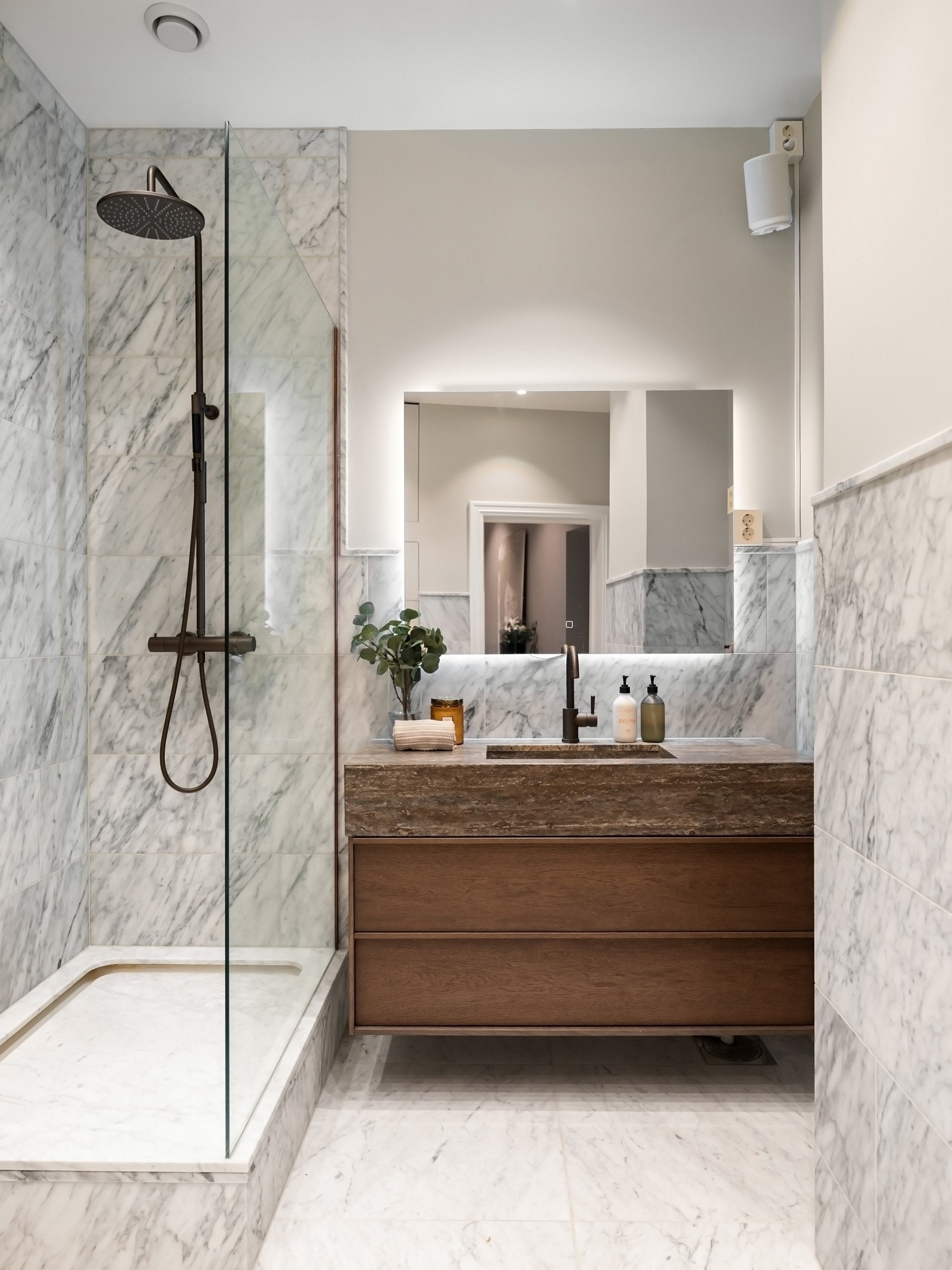 Servantskap fra Korsbakken med spesiallaget vask i travertinmarmor, nytt speil med lys og armatur/tilbehør fra Tapwell. Galleribilde