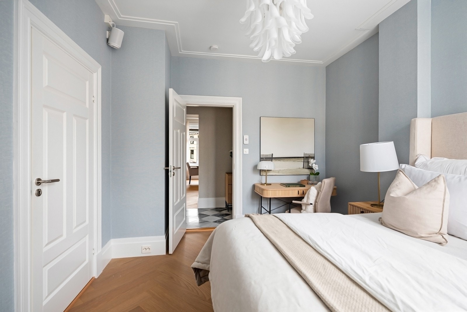 Begge soverommene har nye parkettgulv og vegger som er nysparklet og tapetsert. Galleribilde