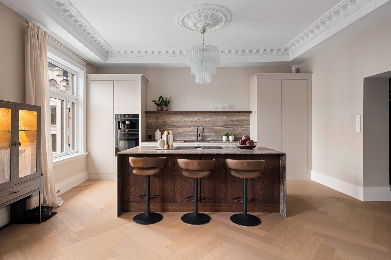 Innredningen er komplett med integrerte hvitevarer fra Miele, herunder kaffemaskin, ovn, oppvaskmaskin og kjøleskap. I tillegg er det vinskap fra Temptech med plass til 48 flasker fordelt på to soner. Galleribilde