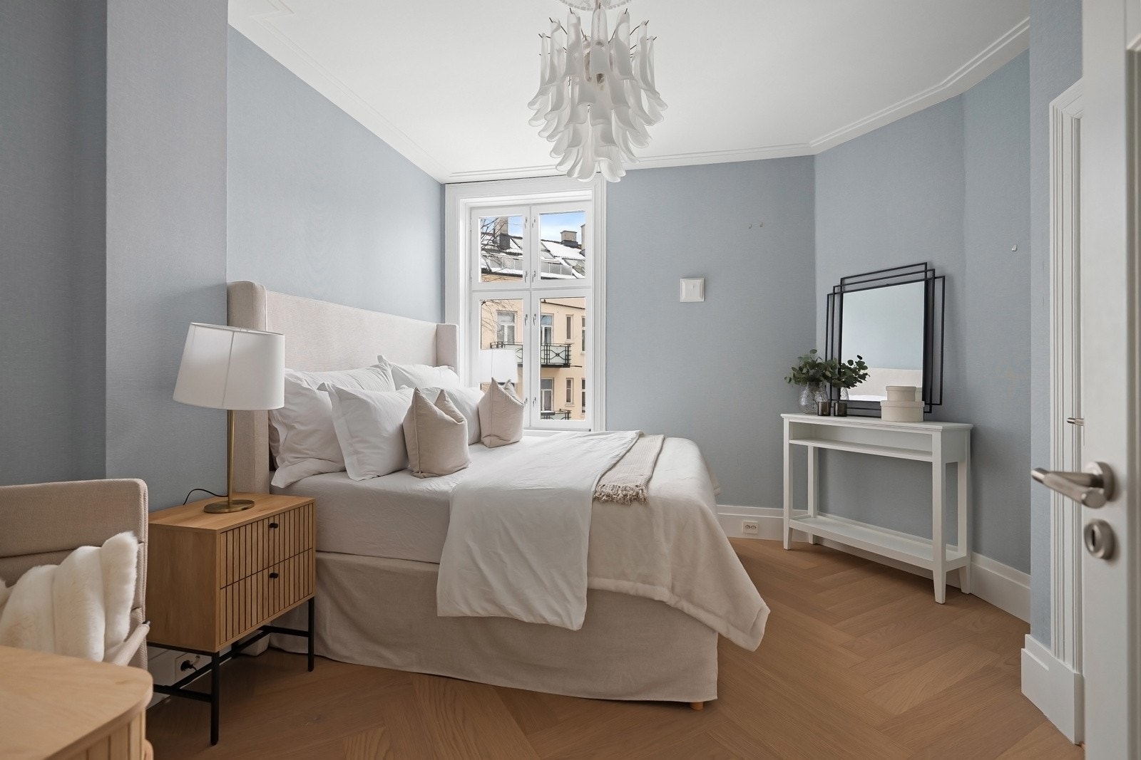 Hovedsoverommet er romslig med god plass til dobbeltseng og nattbord. Det er god plass til stor garderobeløsning. Galleribilde