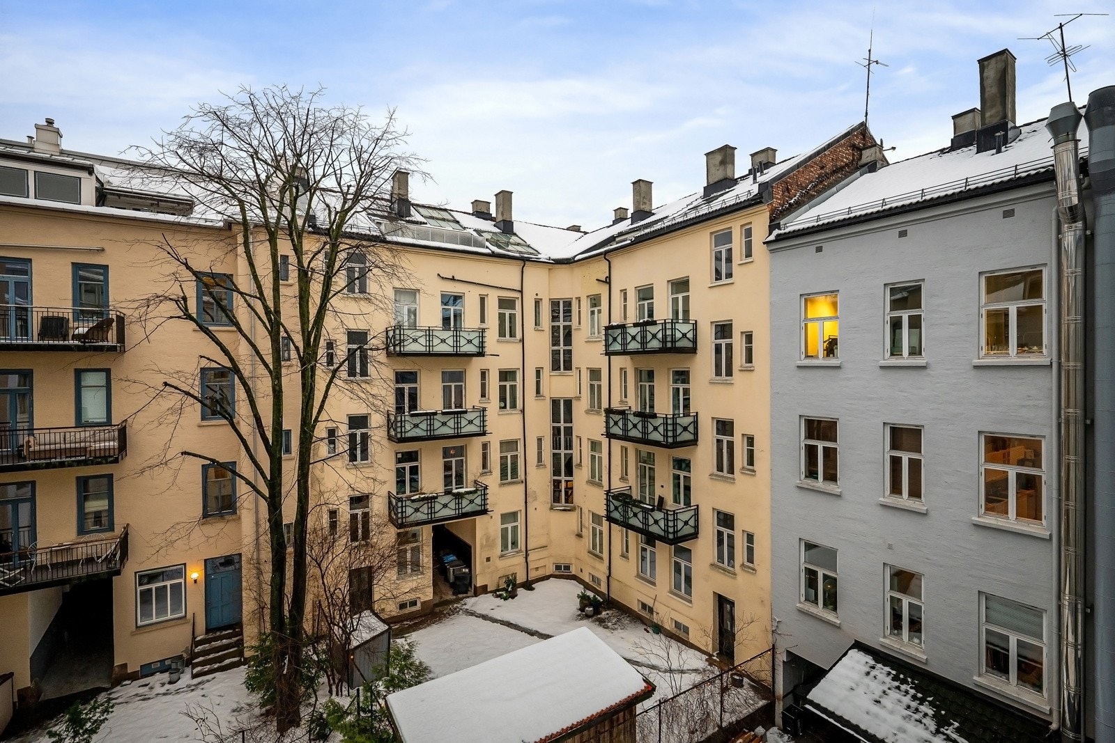 Allerede på utsiden av bygget får du et godt førsteinntrykk i møte med den klassiske fasaden. Beliggenheten gir kort gangavstand til en rekke fasiliteter Frogner kan by på. Galleribilde