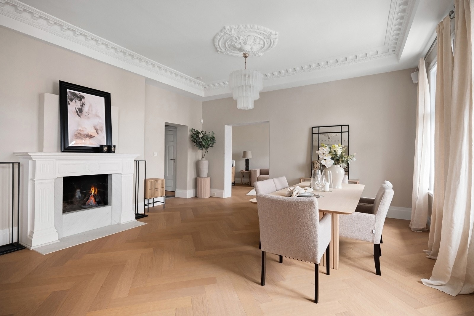 Den flotte peisen er kledd i Carrera-marmor og gir god varme på kalde dager. Galleribilde