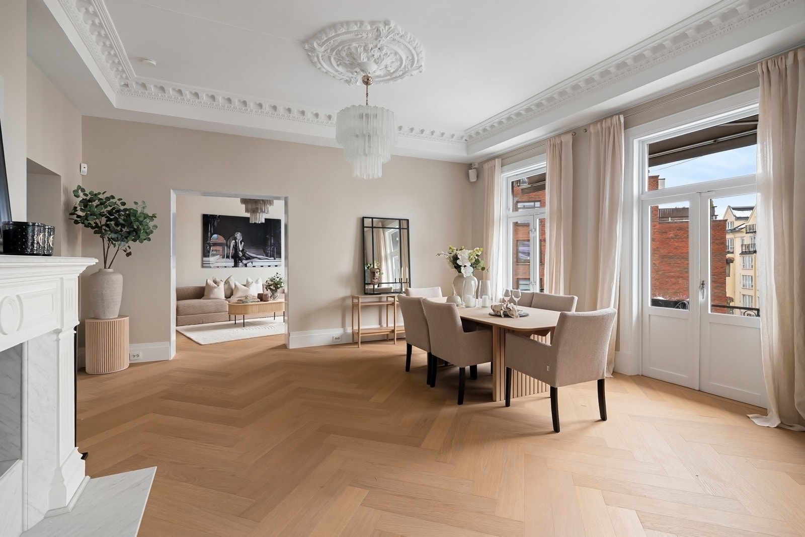 Leiligheten er i sin helhet betydelig oppgradert i 2024-2025, med gjennomgående bruk av kvalitetsmaterialer og moderne løsninger. Galleribilde