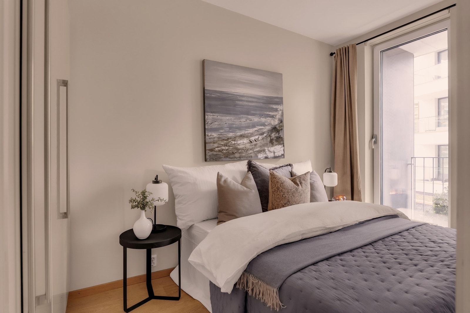 Rolig og behagelig soverom med god plass til dobbeltseng, nattbord og garderobeløsning. Galleribilde