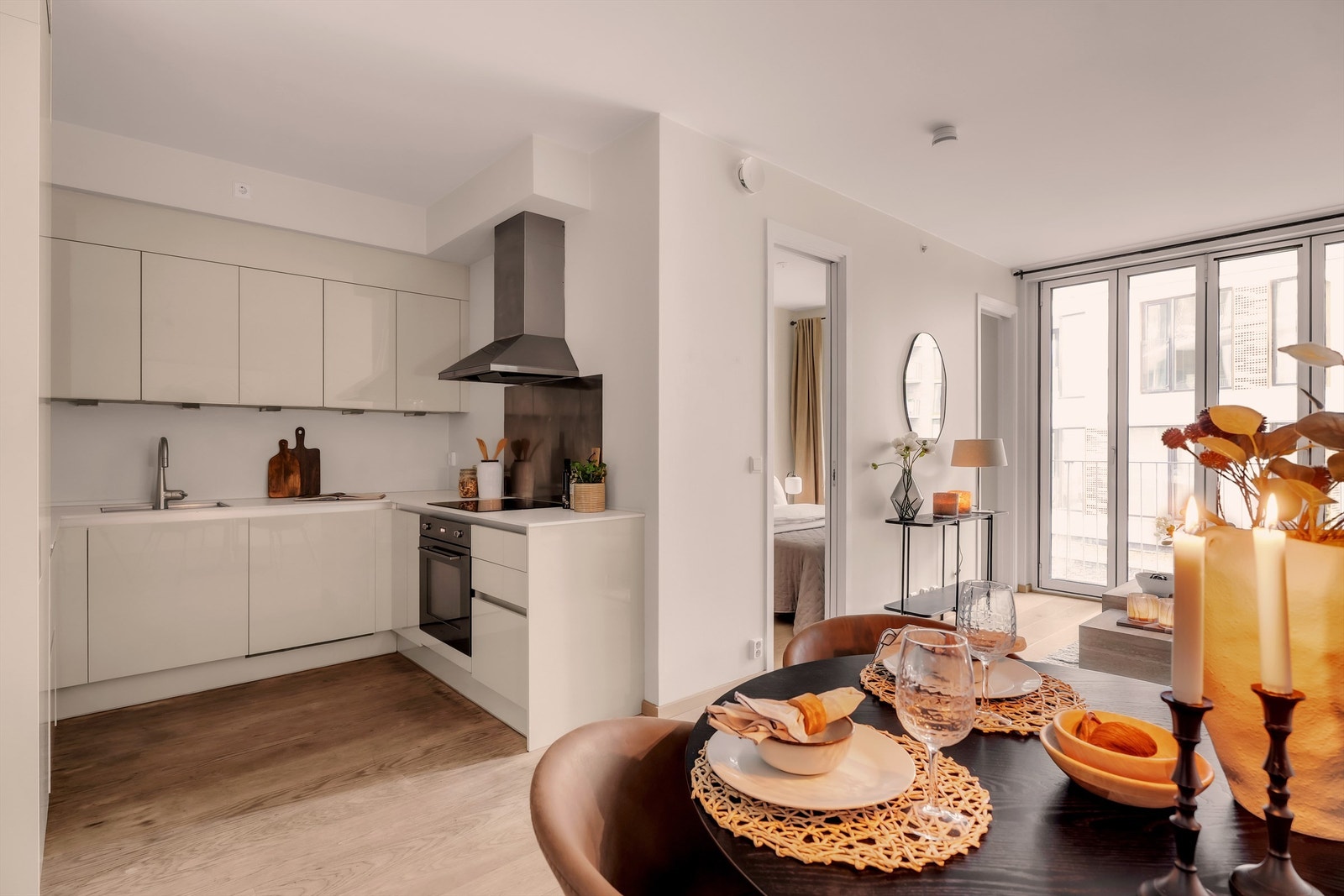 Åpent og moderne kjøkken fra HTH med slette fronter fra byggeår og laminat benkeplate. Galleribilde