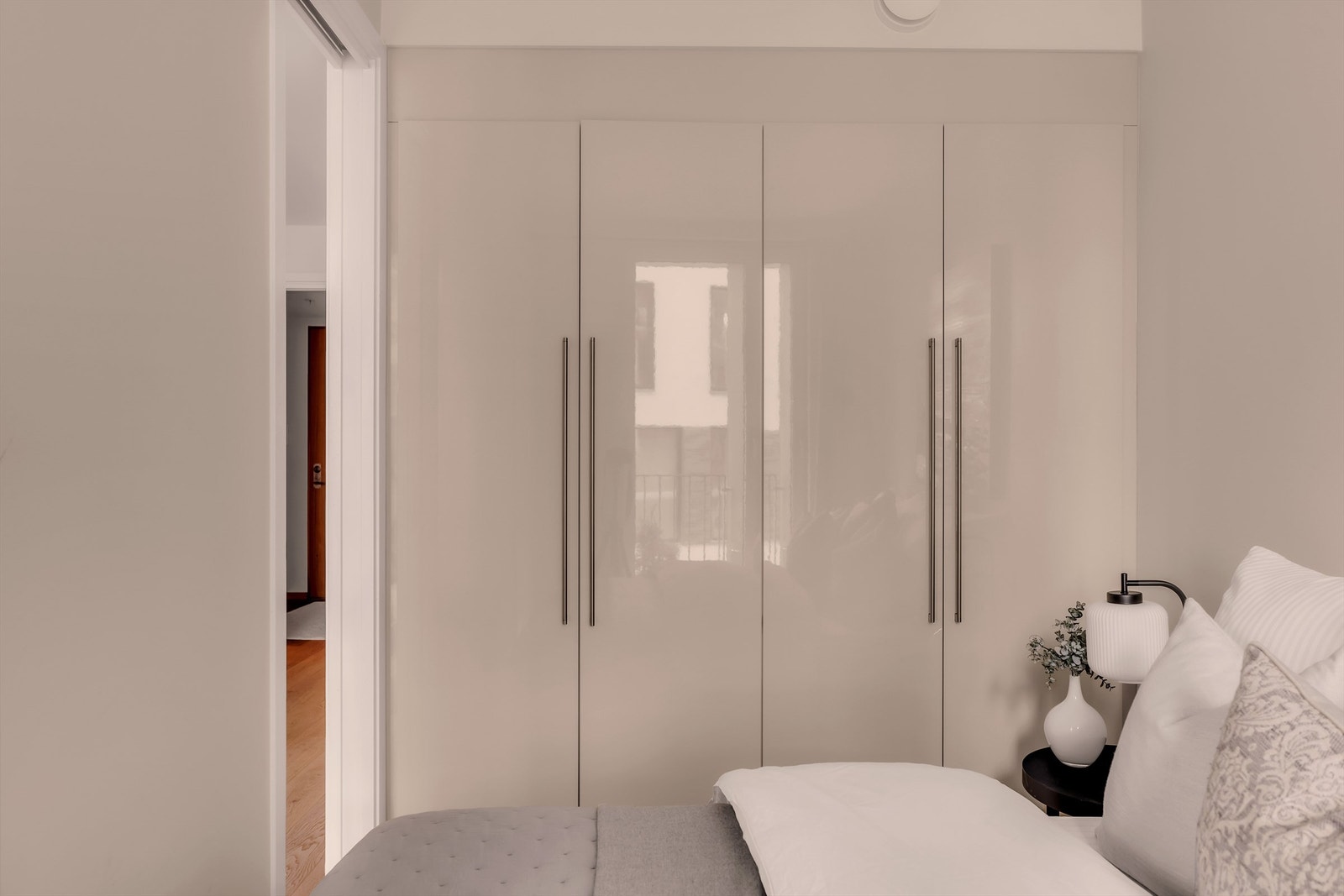 Praktisk skyvedør sparer plass og bidrar til et stilrent uttrykk. Et innbydende og harmonisk rom. Galleribilde