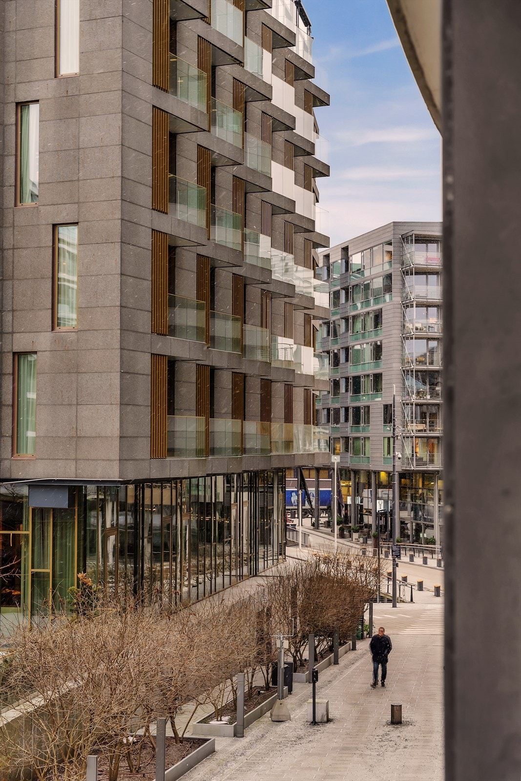 Området har et bredt og variert servicetilbud med dagligvareforretninger, spesialbutikker og et rikt utvalg av populære restauranter og kaféer. Galleribilde