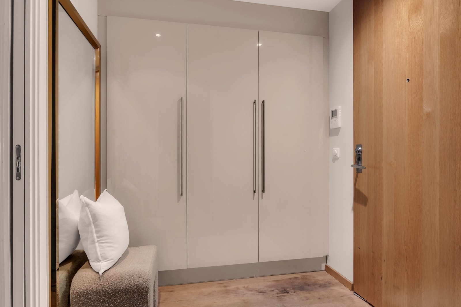 Lys og innbydende entré med plass til garderobeløsning. Adkomst via delikat felles trappegang med callinganlegg og heis. Velkommen inn! Galleribilde